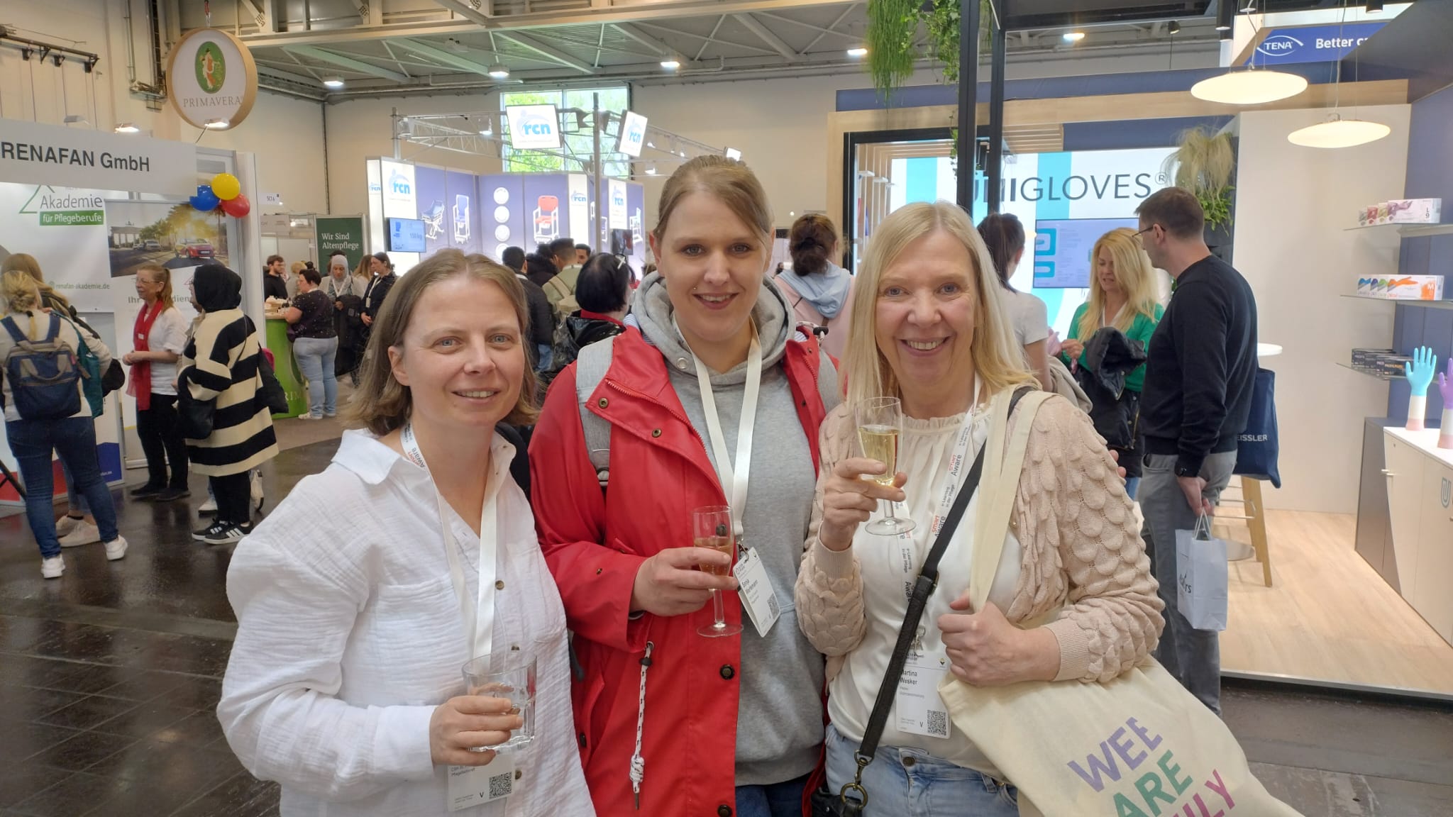Kirsten Feldkamp, Sonja Werlemann und Martina Wesker (v.l.) besuchten die Messe ALTENPFLEGE in Essen.