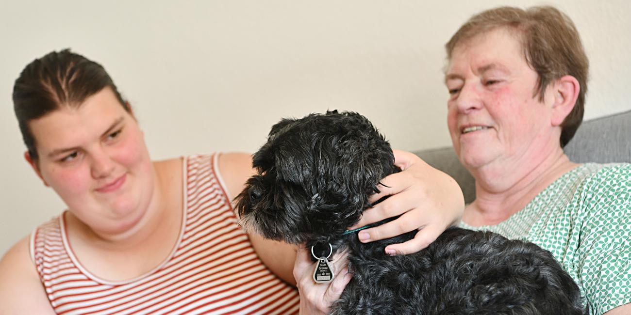Mit Hund Gismo auf dem Sofa der Oma: Michelle Asbrock lebt seit mehr als zehn Jahren bei ihrer Großmutter Sabine Asbrock.