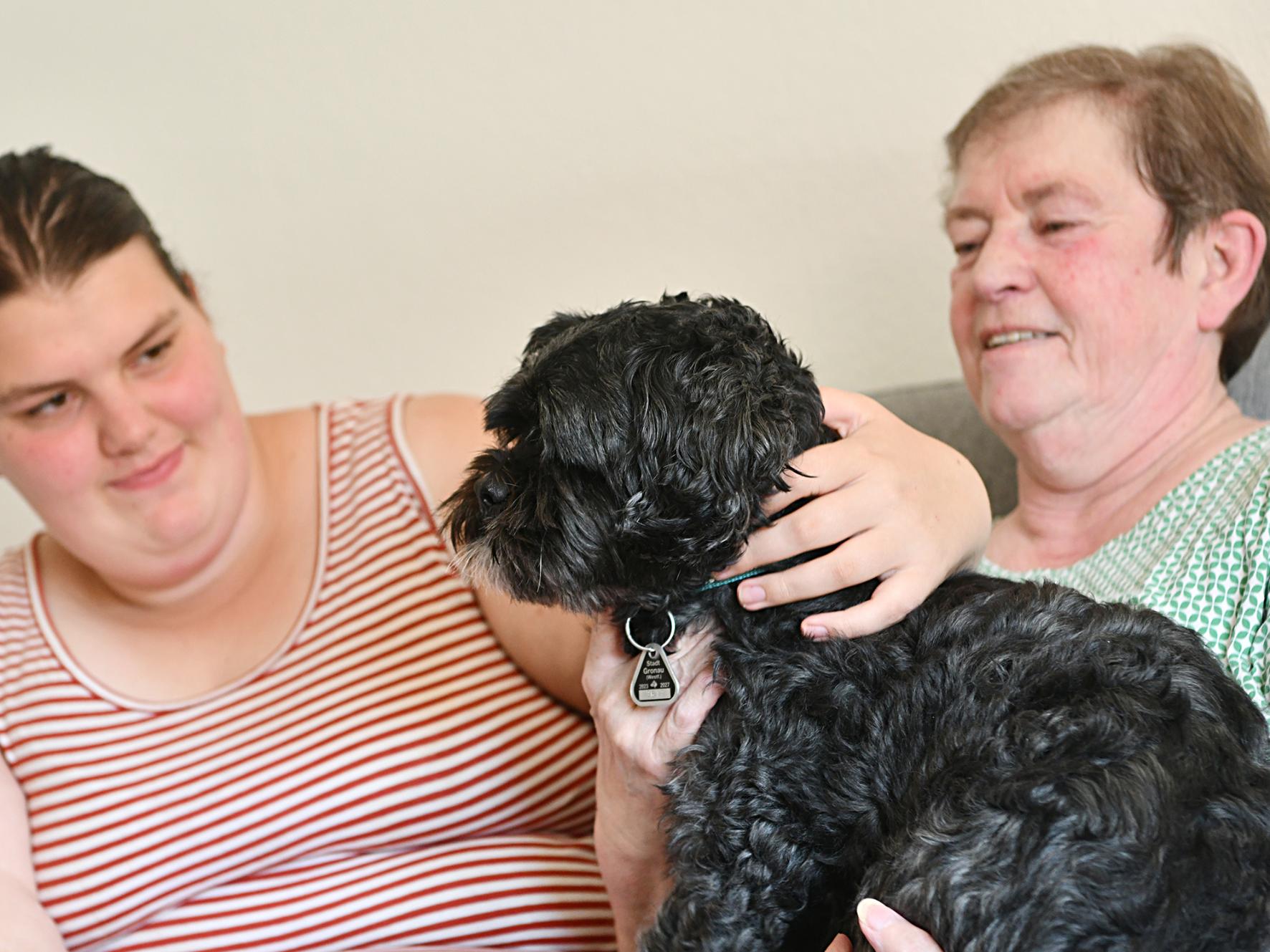 Mit Hund Gismo auf dem Sofa der Oma: Michelle Asbrock lebt seit mehr als zehn Jahren bei ihrer Großmutter Sabine Asbrock.
