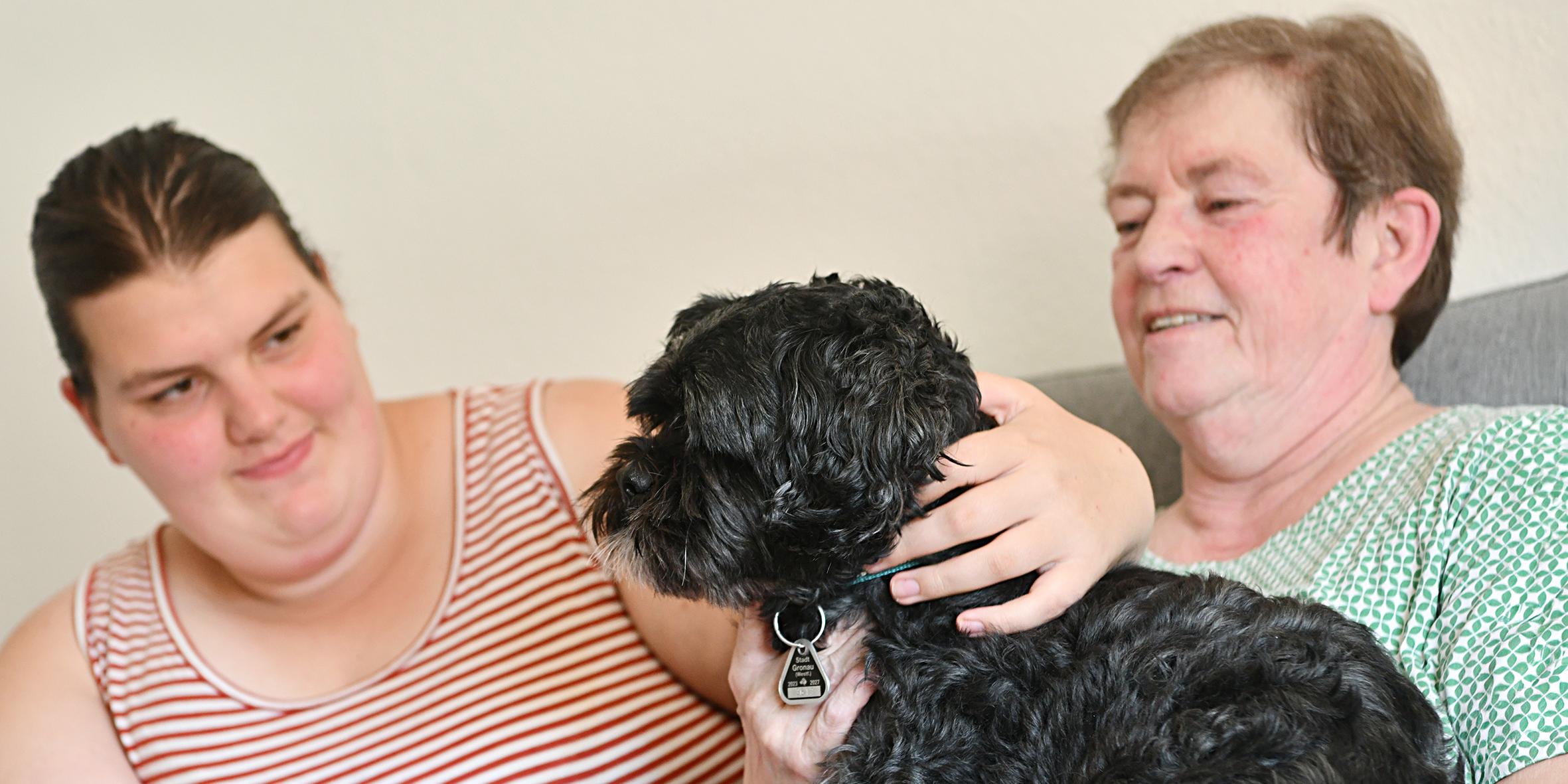 Mit Hund Gismo auf dem Sofa der Oma: Michelle Asbrock lebt seit mehr als zehn Jahren bei ihrer Großmutter Sabine Asbrock.