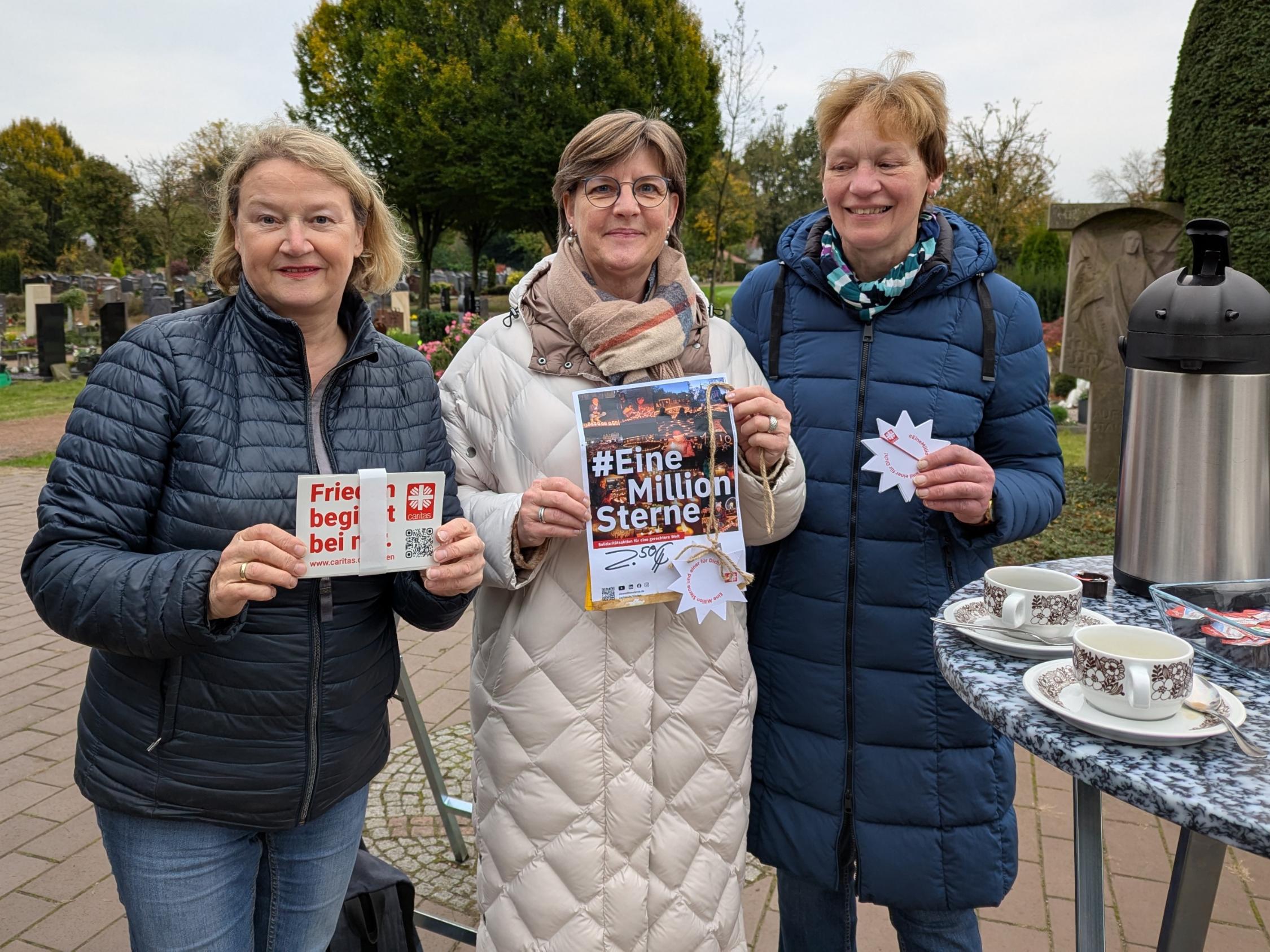 Christel Mers (l., Caritasverband Ahaus-Vreden) unterstützte Silvia Frieler und Mechthild Berges von der Pfarrcaritas Epe beim Verkauf der Sterne.