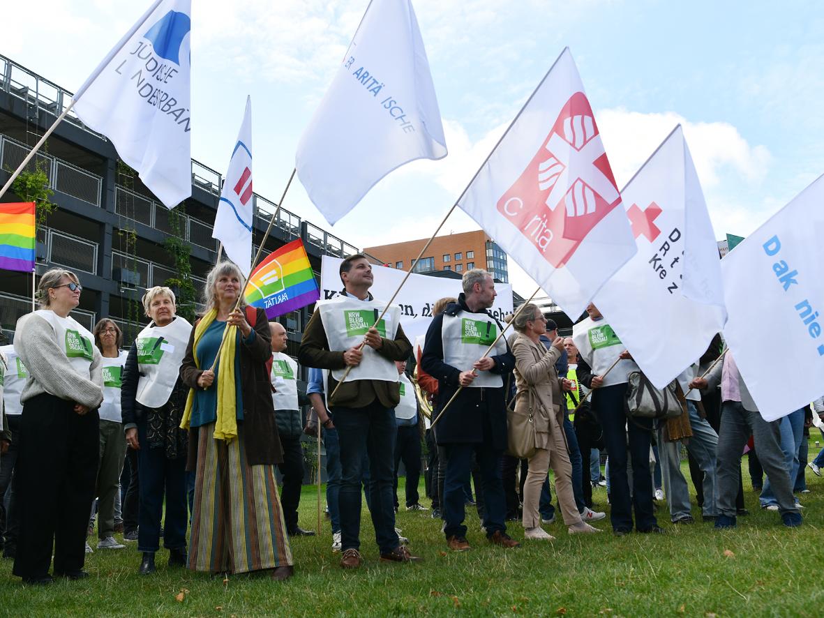 Die Landesarbeitsgemeinschaft der Wohlfahrtsverbände hat mobil gemacht gegen die drohenden Haushaltskürzungen in NRW. Die Mahnwache vor dem Landtag ist eine von vielen Aktionen des Protests in den kommenden Wochen.