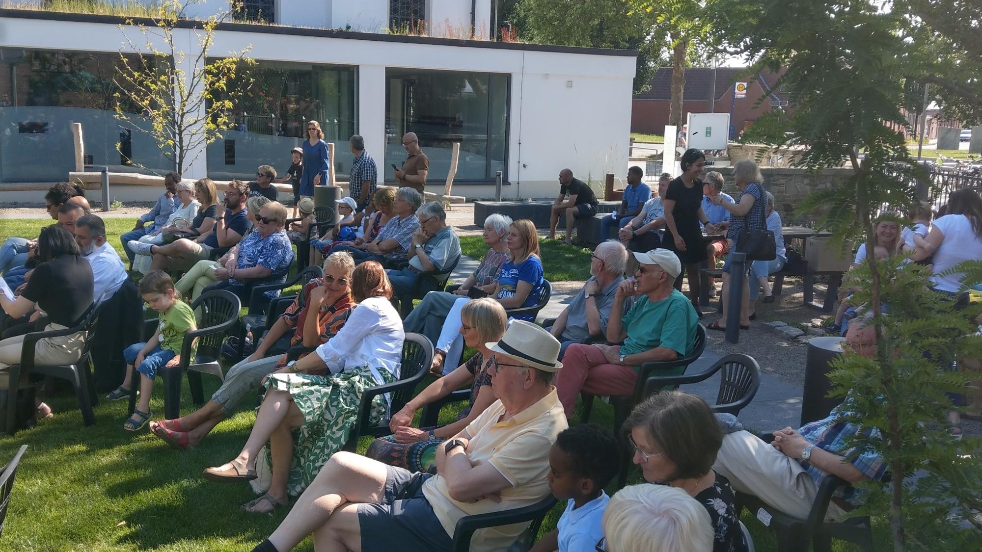 Andacht im Garten der Christusgemeinde