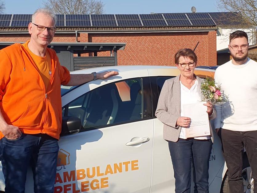 Anita Nabers (M.) ist seit 40 Jahren für den Caritasverband im Dienst. Das Foto zeigt sie mit Bereichsleiter Uwe Bröcker und Daniel Hedtfeld von der Ambulanten Pflege Ahaus-Land.