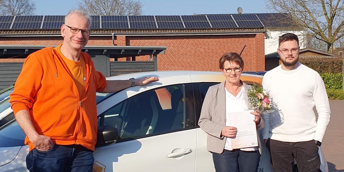 Anita Nabers (M.) ist seit 40 Jahren für den Caritasverband im Dienst. Das Foto zeigt sie mit Bereichsleiter Uwe Bröcker und Daniel Hedtfeld von der Ambulanten Pflege Ahaus-Land.