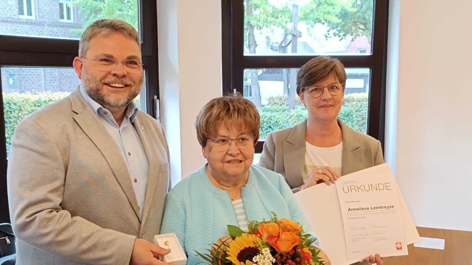 Pfarrer Thorsten Brüggemann, Anneliese Leemreyze und Silvia Frieler vom Caritasausschuss (v.l.).