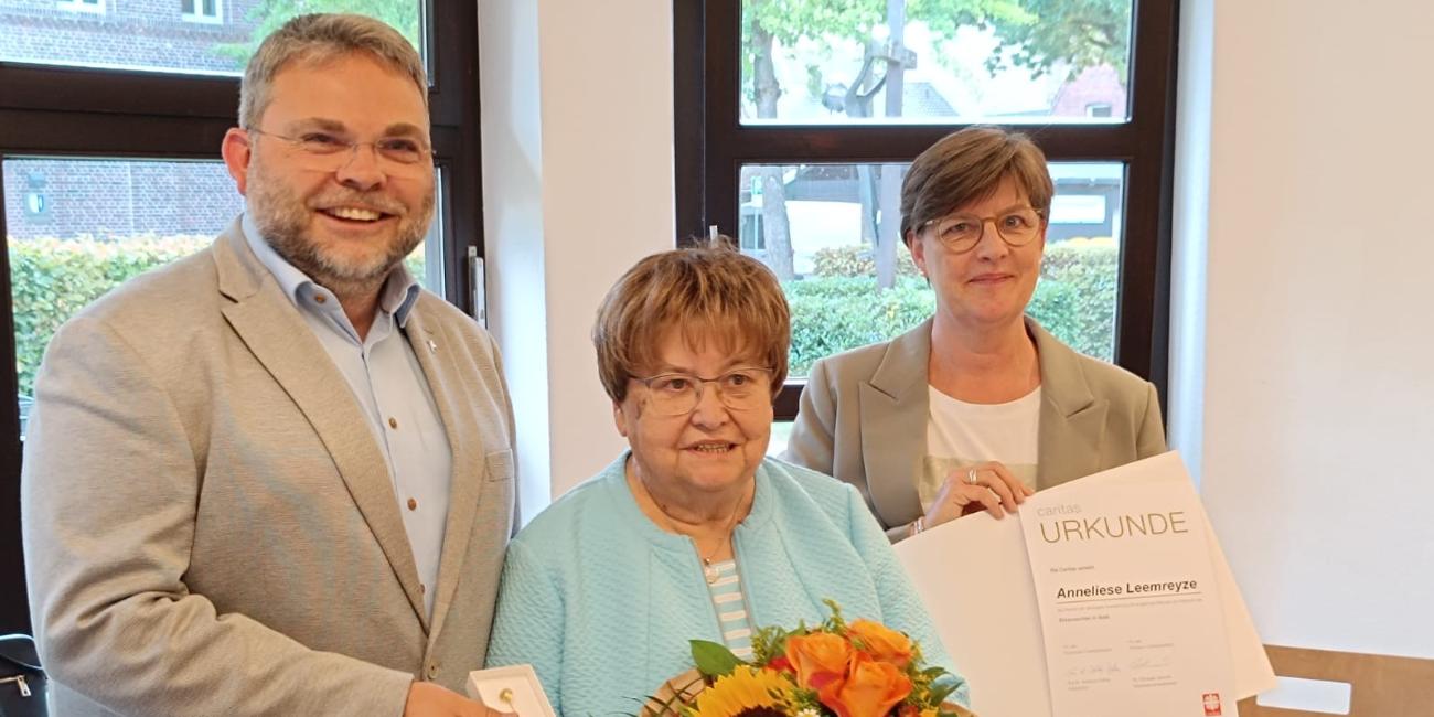 Pfarrer Thorsten Brüggemann, Anneliese Leemreyze und Silvia Frieler vom Caritasausschuss (v.l.).