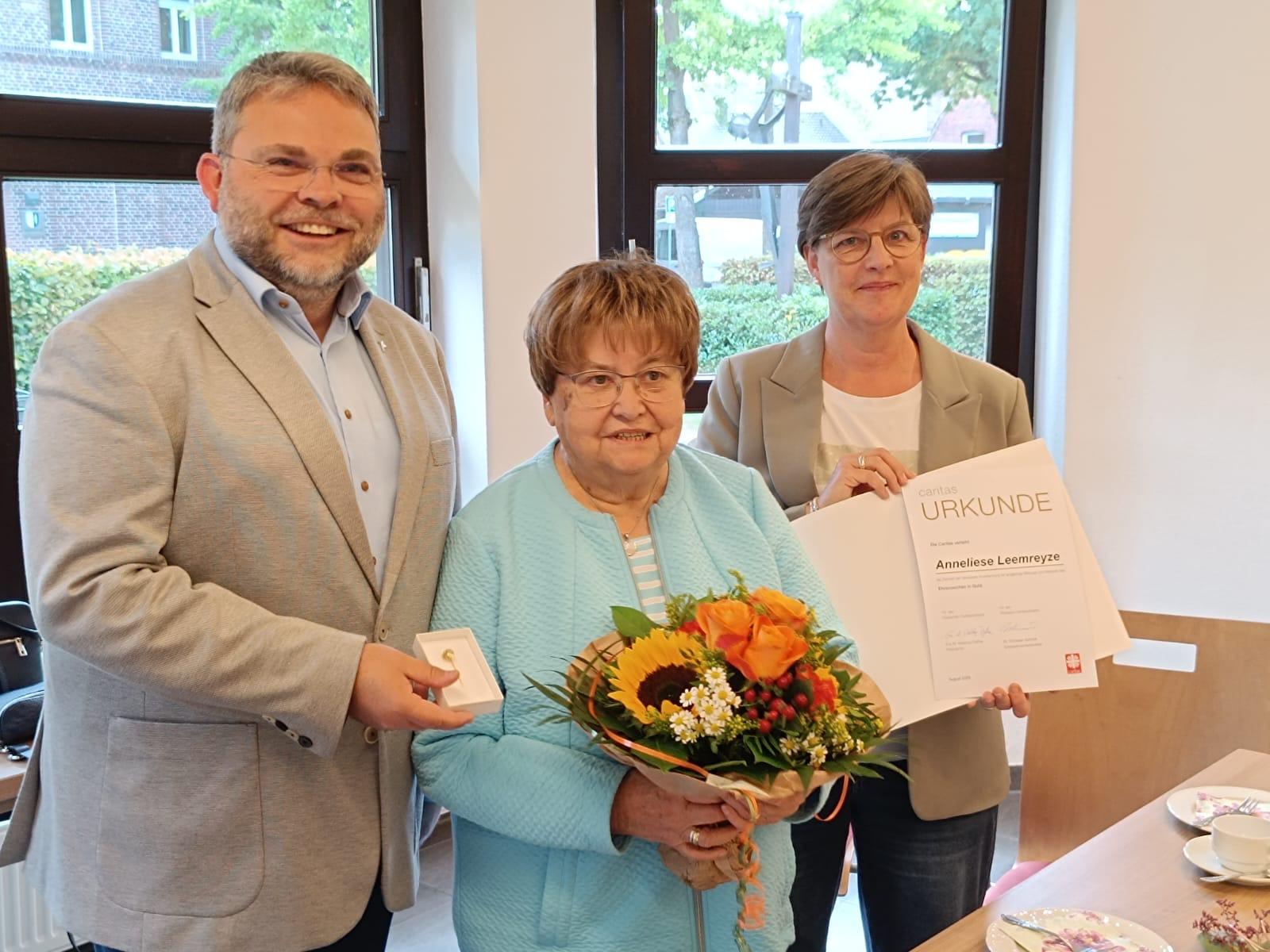 Pfarrer Thorsten Brüggemann, Anneliese Leemreyze und Silvia Frieler vom Caritasausschuss (v.l.).