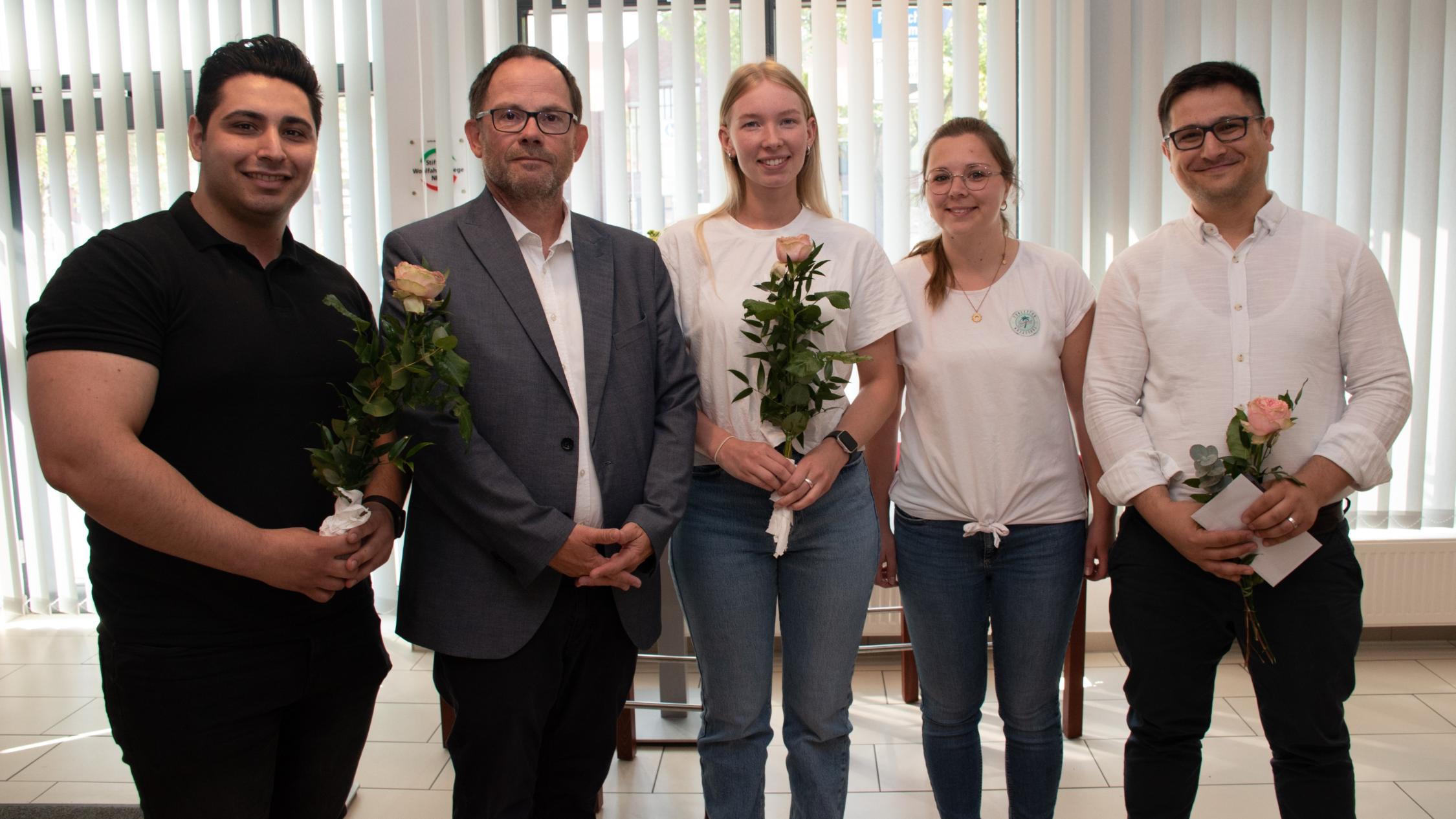 Die Auszubildenden Tarek Almukaddam (l.), Emilie Epping (M.) und Diyadin Yakut (r.) mit Hans-Peter Merzbach (Vorstand, 2.v.l.) und Jaqueline Höfler (2.v.r., Mitarbeiterin in der Geschäftsstelle).