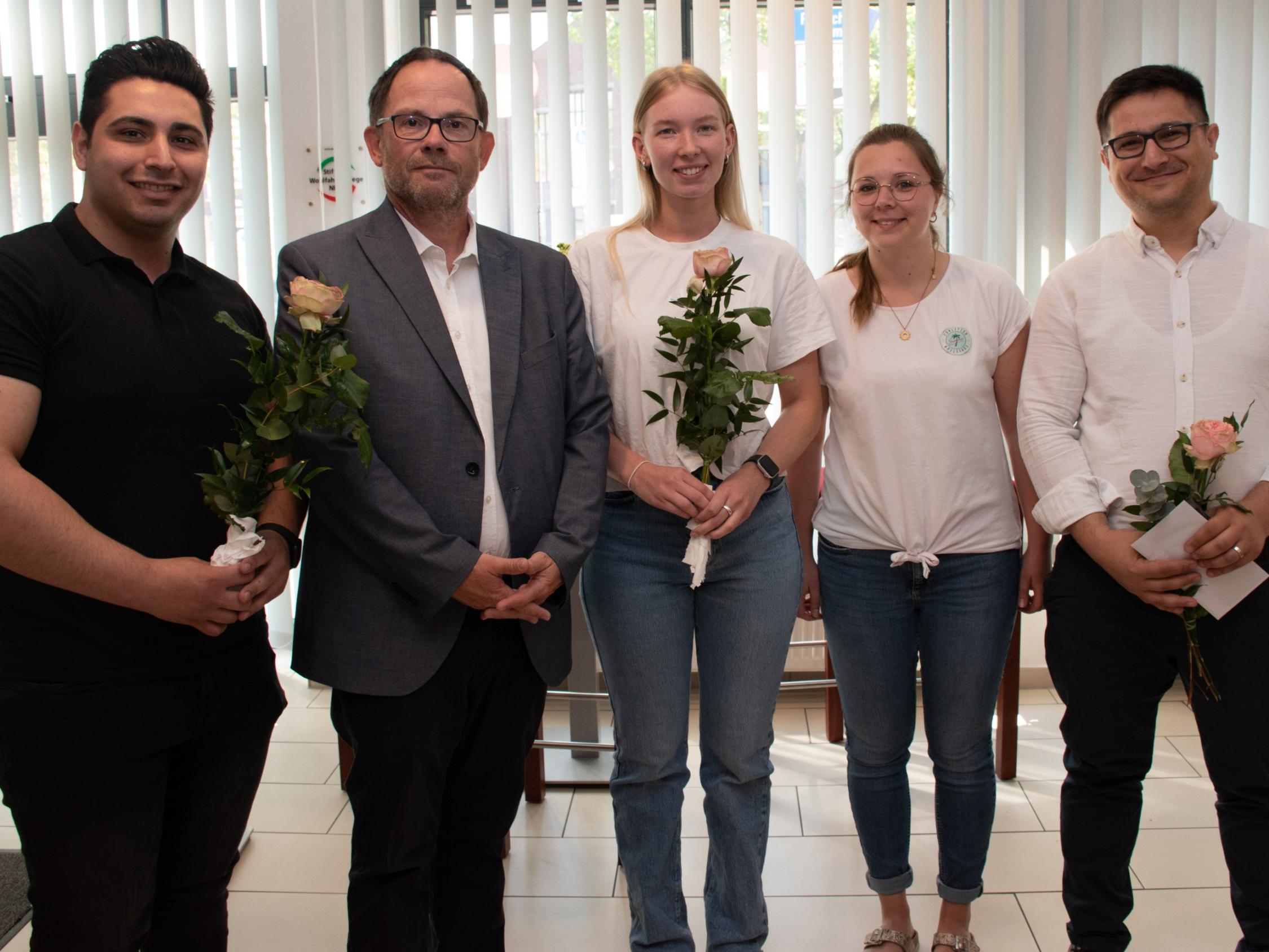 Die Auszubildenden Tarek Almukaddam (l.), Emilie Epping (M.) und Diyadin Yakut (r.) mit Hans-Peter Merzbach (Vorstand, 2.v.l.) und Jaqueline Höfler (2.v.r., Mitarbeiterin in der Geschäftsstelle).