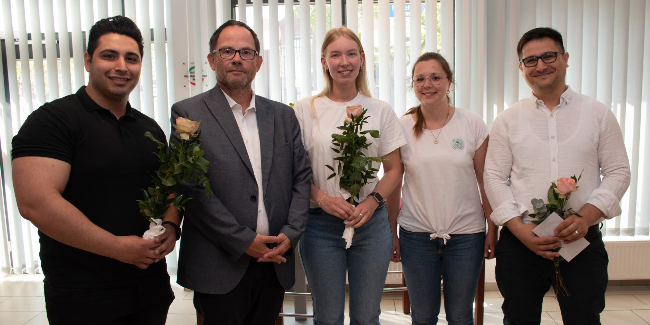 Die Auszubildenden Tarek Almukaddam (l.), Emilie Epping (M.) und Diyadin Yakut (r.) mit Hans-Peter Merzbach (Vorstand, 2.v.l.) und Jaqueline Höfler (2.v.r., Mitarbeiterin in der Geschäftsstelle).