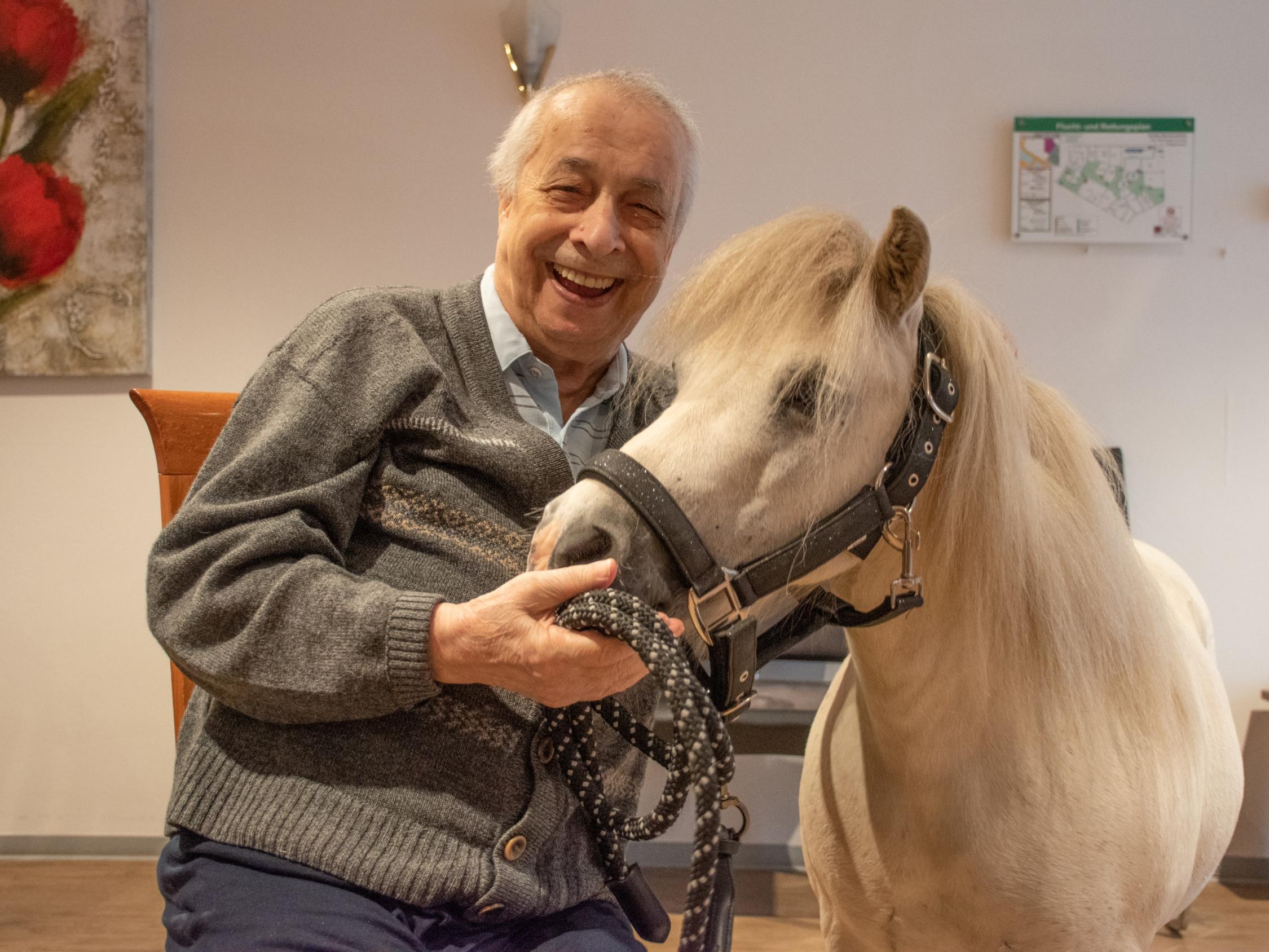 Benito Marsico aus dem City-Wohnpark und Shetlandpony Talisman.