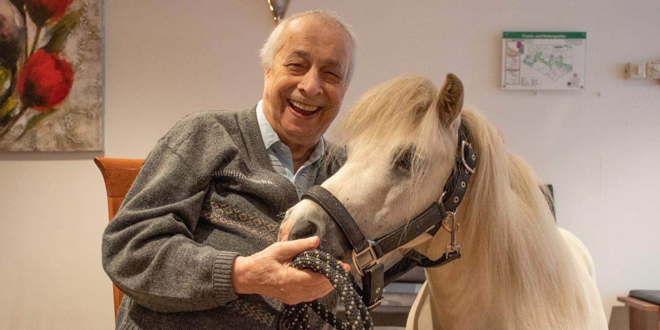 Benito Marsico aus dem City-Wohnpark und Shetlandpony Talisman.