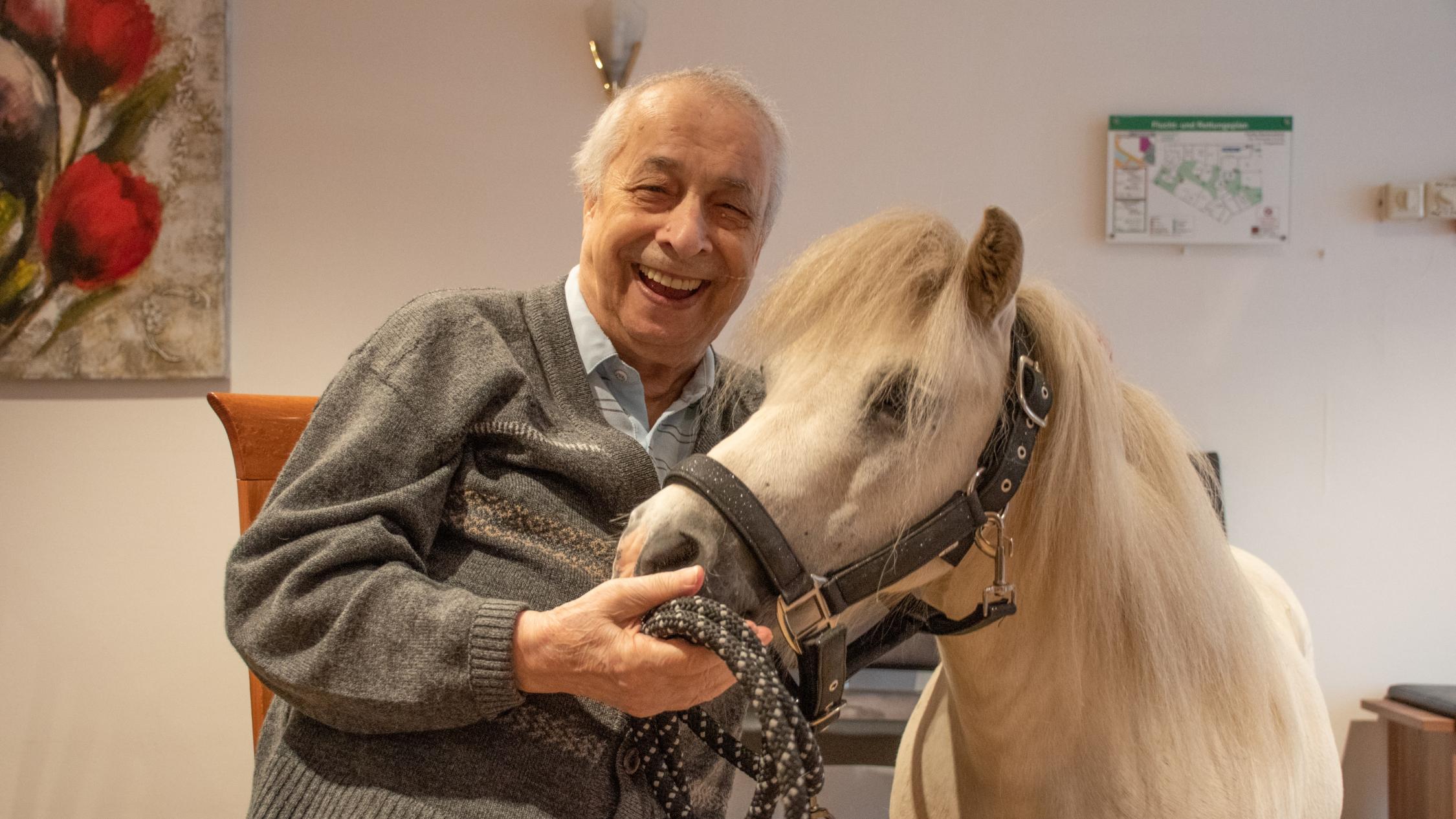 Benito Marsico aus dem City-Wohnpark und Shetlandpony Talisman.