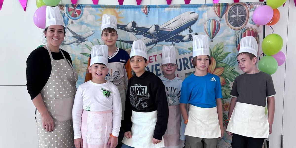 Auch kulinarisch hatte die Weltreise einiges zu bieten. Mit Schürzen und Kochhüten ausgestattet, durften die Kinder selbst zu kleinen Pizzabäckern werden und ihre eigenen leckeren Pizzen zubereiten.