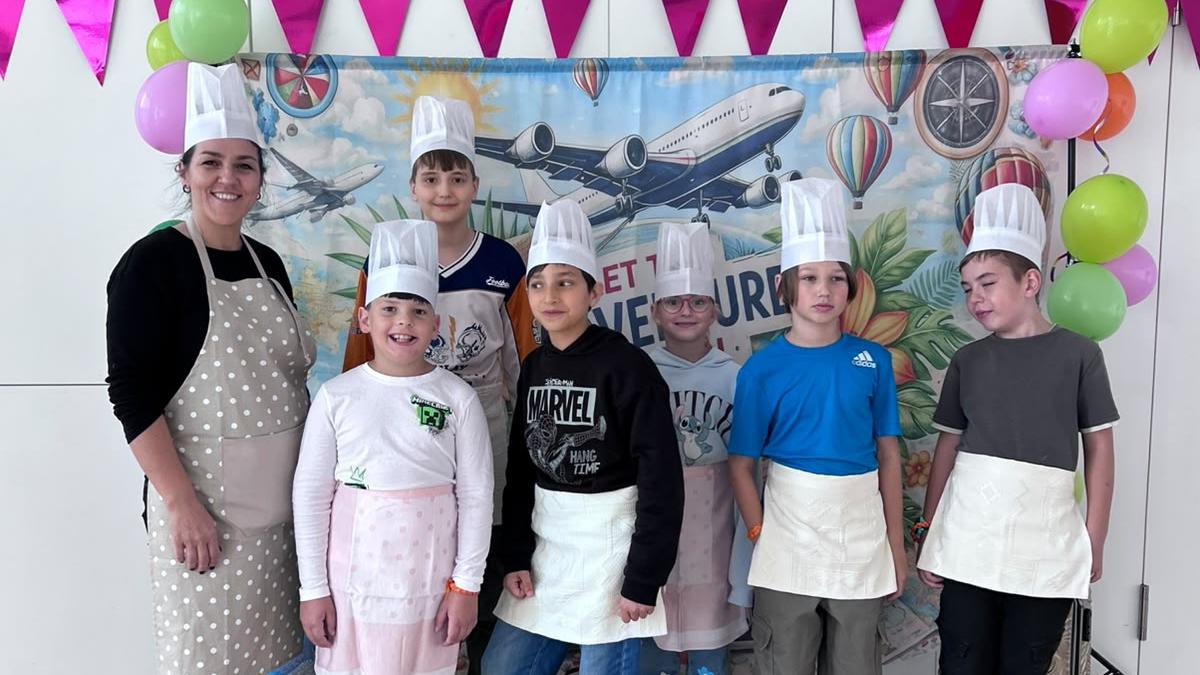 Auch kulinarisch hatte die Weltreise einiges zu bieten. Mit Schürzen und Kochhüten ausgestattet, durften die Kinder selbst zu kleinen Pizzabäckern werden und ihre eigenen leckeren Pizzen zubereiten.
