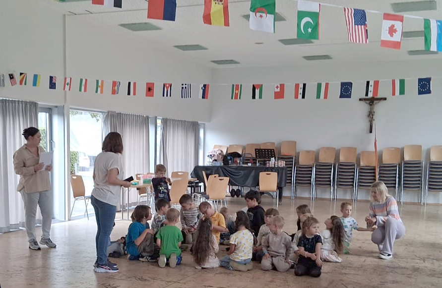 In Teams aufgeteilt, begaben sich die kleinen „Reisenden“ auf eine spannende Entdeckungstour im Karl-Leisner-Haus.