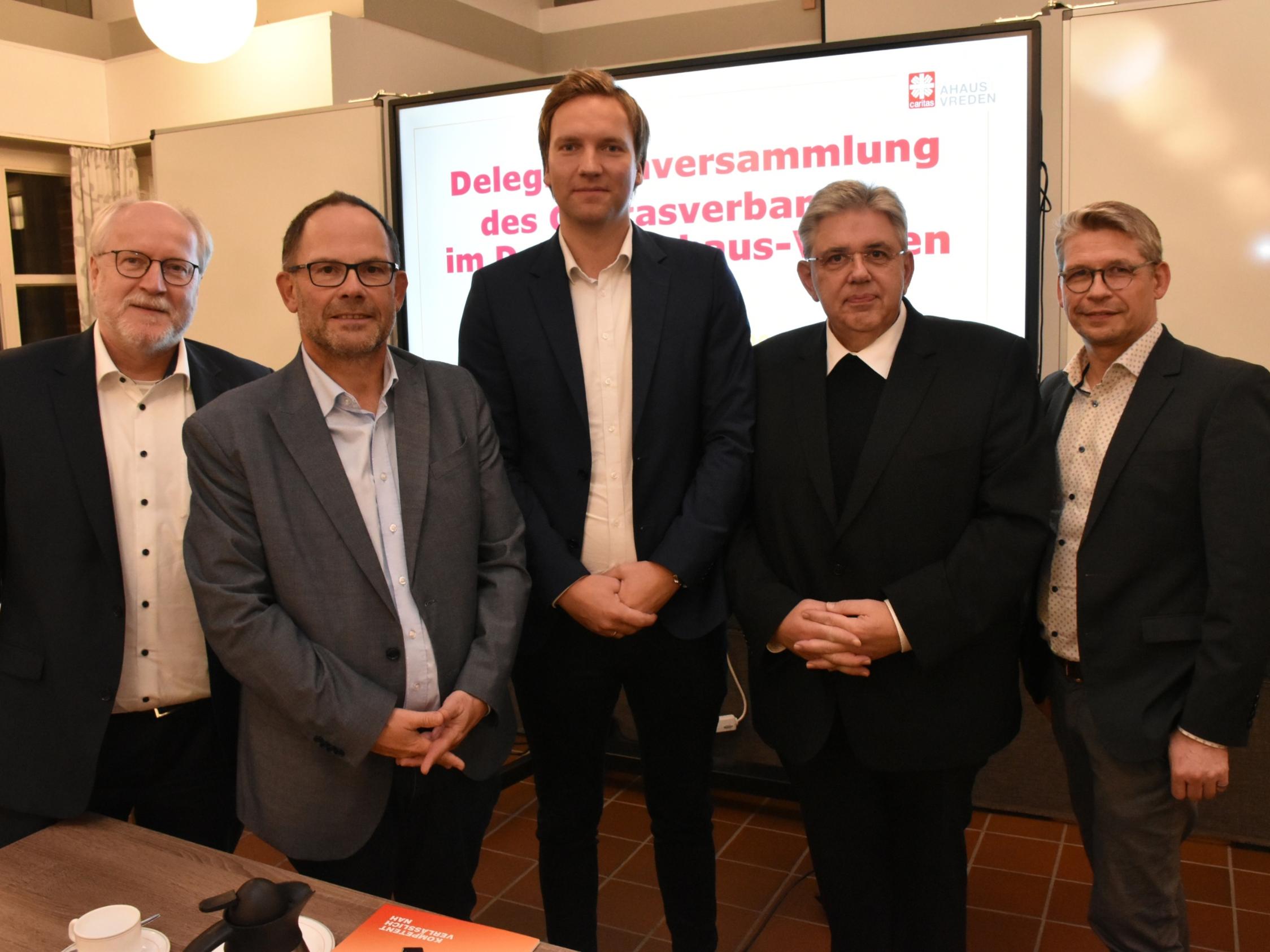 Julian Boonk (M.) ist neues Mitglied im Caritasrat. Der 32-jährige Ahauser wurde in der Delegiertenversammlung des Caritasverbandes Ahaus-Vreden einstimmig als Nachfolger von Gerd Hilbing gewählt. Das Foto zeigt Julian Boonk, die Vorstände Matthias Wittland (l.), Hans-Peter Merzbach (2.v.l.) und Peter Schwack (r.) sowie den Vorsitzenden des Caritasrates, Pfarrer Stefan Scho (2.v.r.).