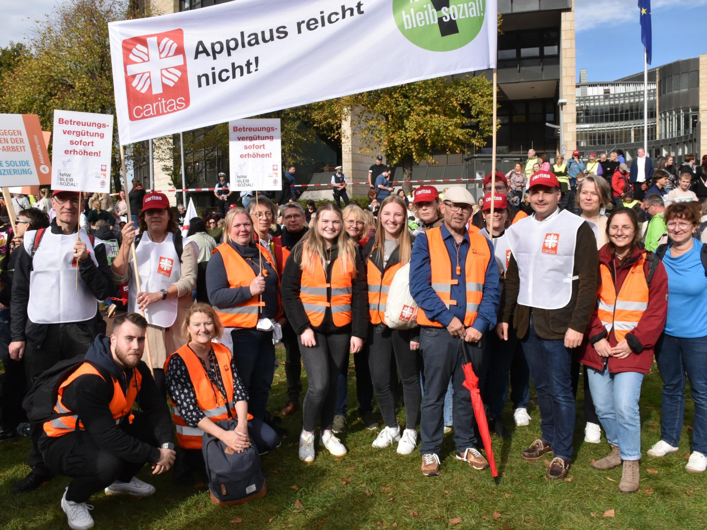 Mitarbeitende des Caritasverbandes Ahaus-Vreden und Kollegen aus Münster nahmen an der Kundgebung teil.