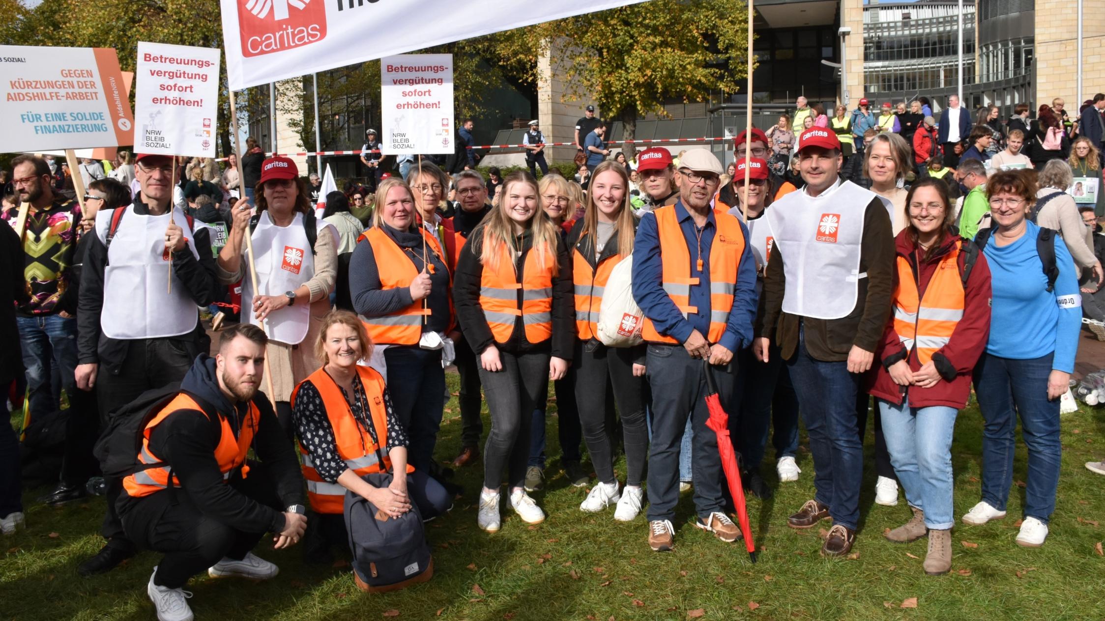 Mitarbeitende des Caritasverbandes Ahaus-Vreden und Kollegen aus Münster nahmen an der Kundgebung teil.