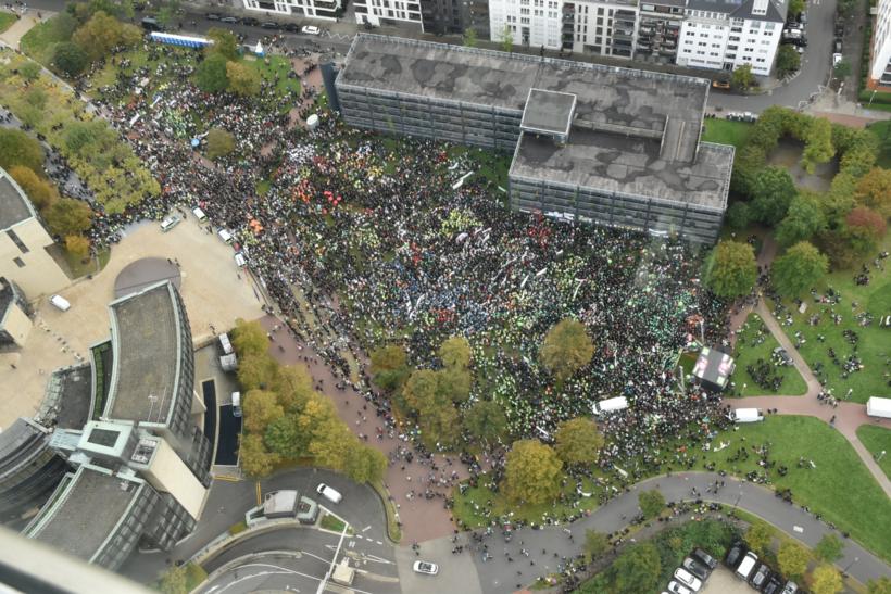 Mehr als 22.000 Menschen demonstrierten vor dem Landtag in Düsseldorf für die Rettung der sozialen Infrastruktur.