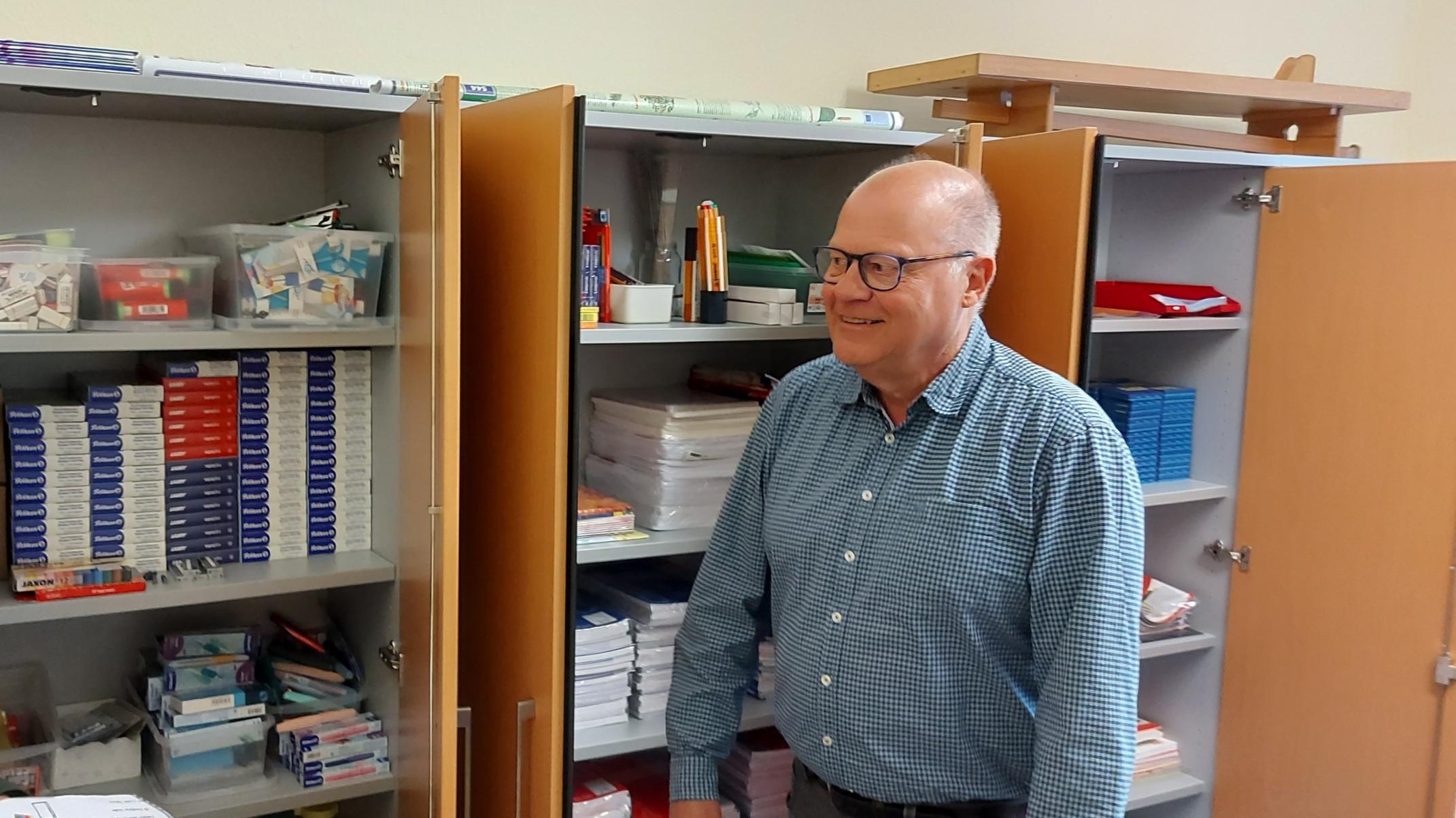 Ehrenamtliche Kräfte, hier Detlev Giebel, kümmern sich um die Ausgabe der Schulmaterialien.