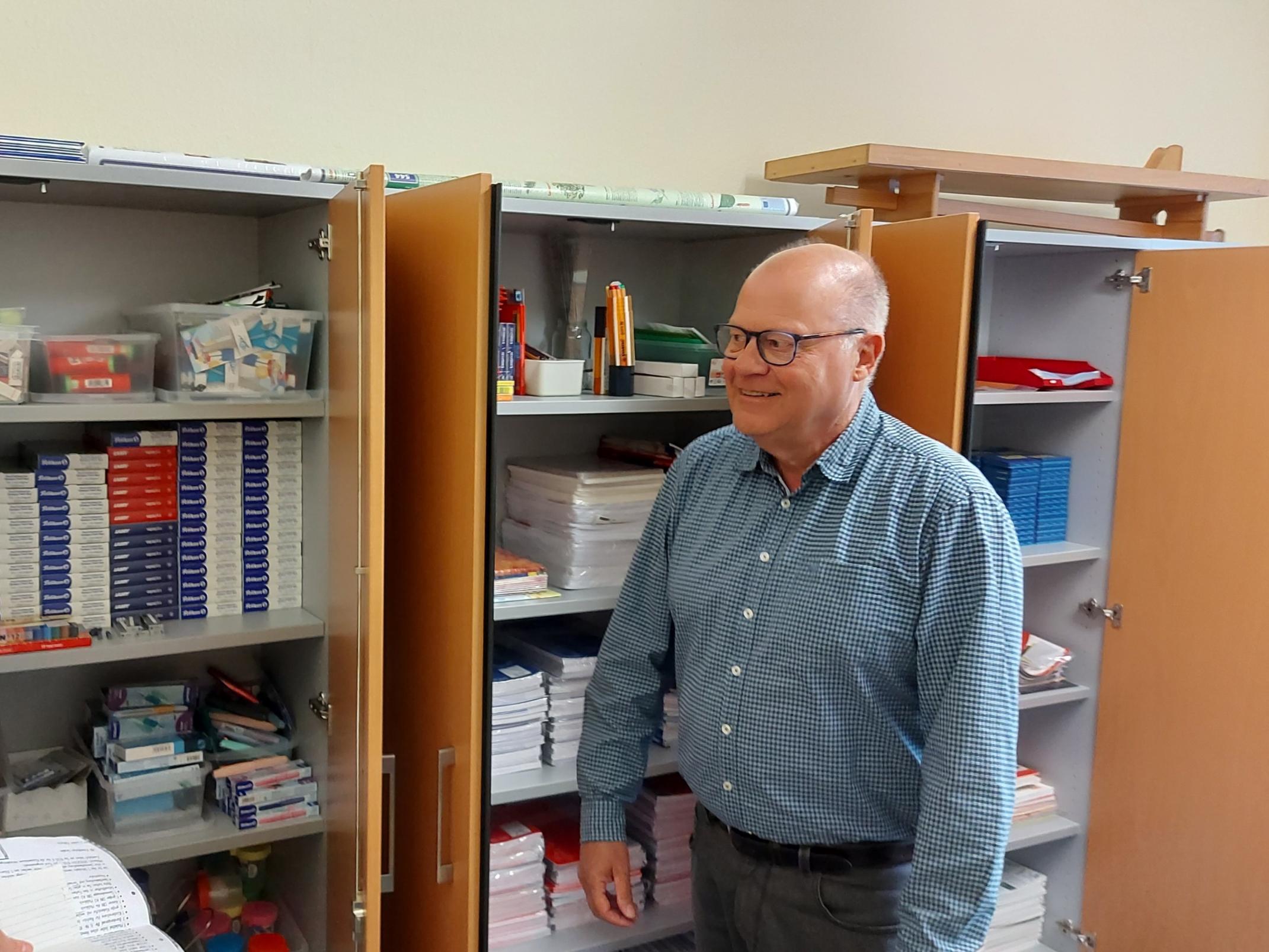 Ehrenamtliche Kräfte, hier Detlev Giebel, kümmern sich um die Ausgabe der Schulmaterialien.