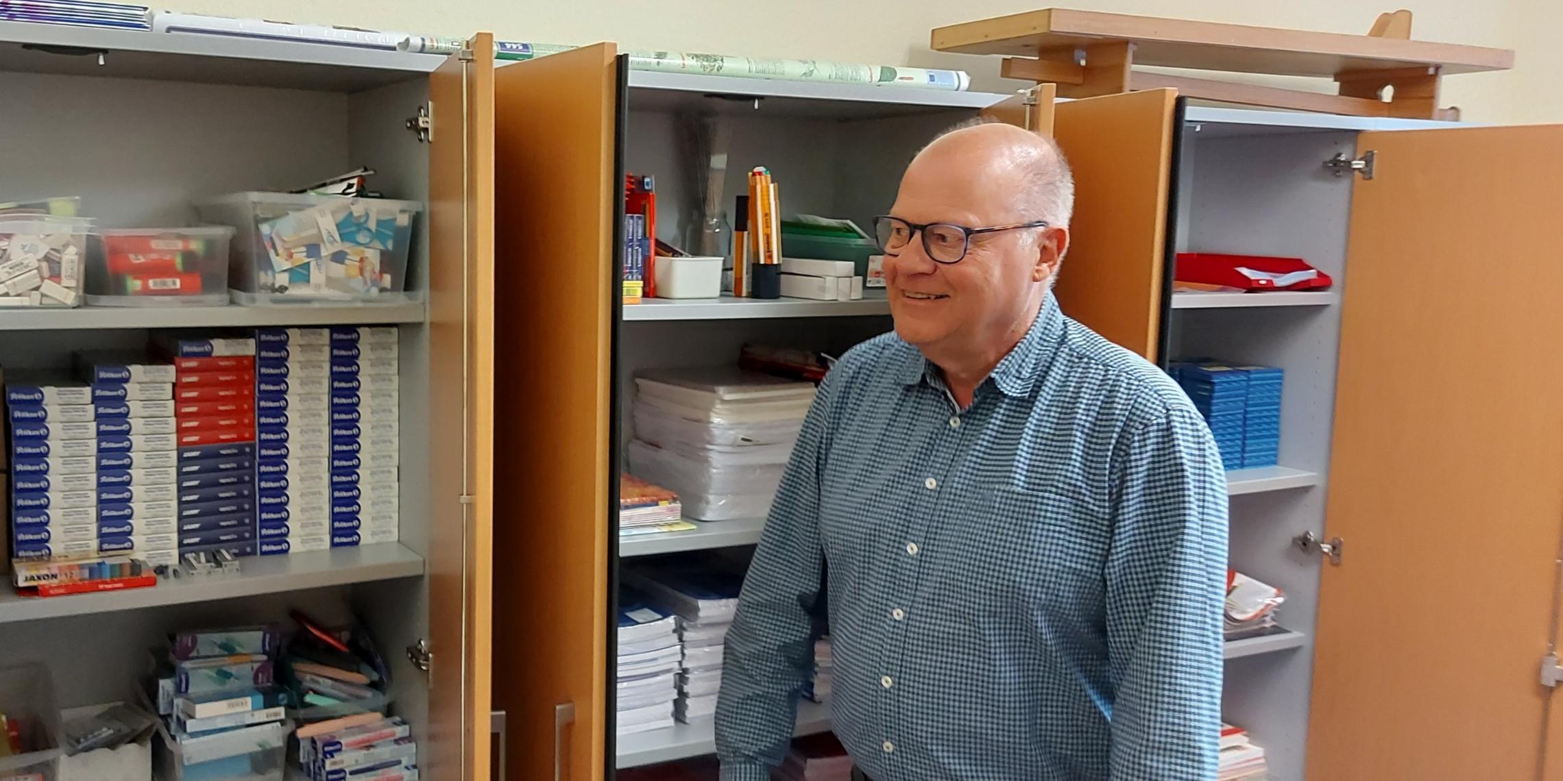 Ehrenamtliche Kräfte, hier Detlev Giebel, kümmern sich um die Ausgabe der Schulmaterialien.