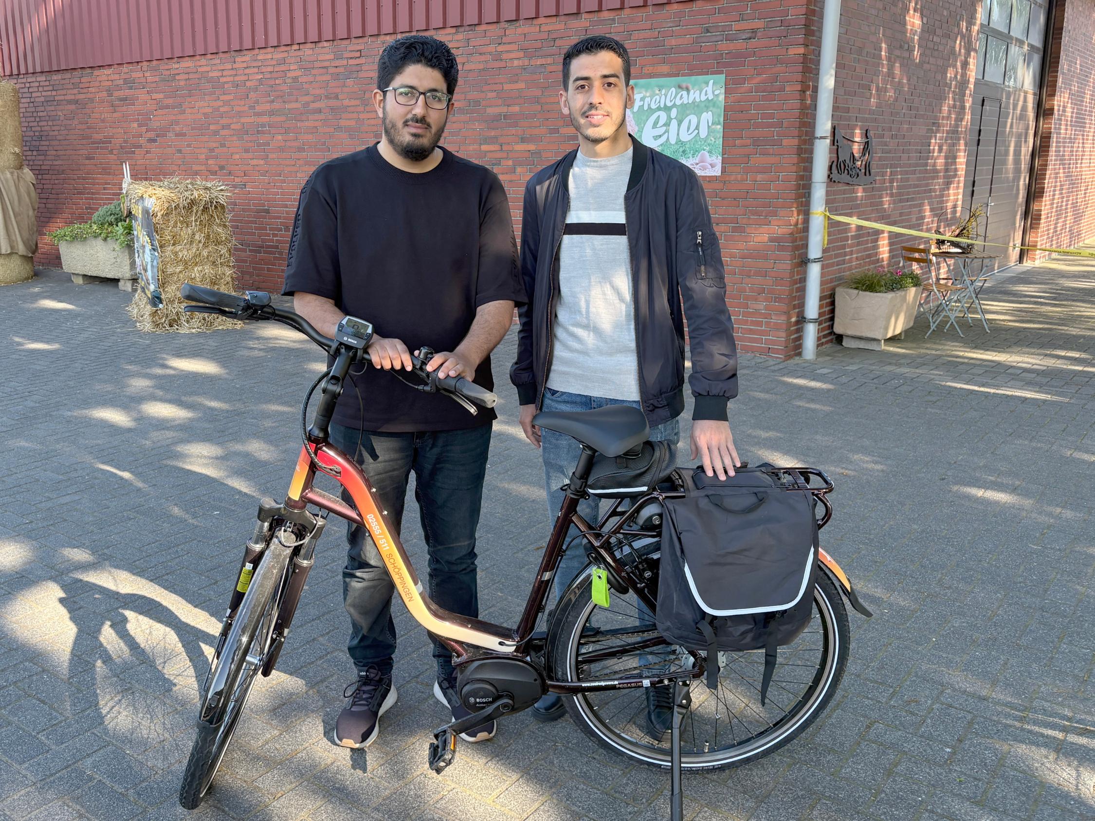 Die beiden Marokkaner Mohamed Abrakani (l.) und Ali Sarassar sind am 1. April beim Caritasverband Ahaus-Vreden in ihre Ausbildung zum Pflegefachmann gestartet.