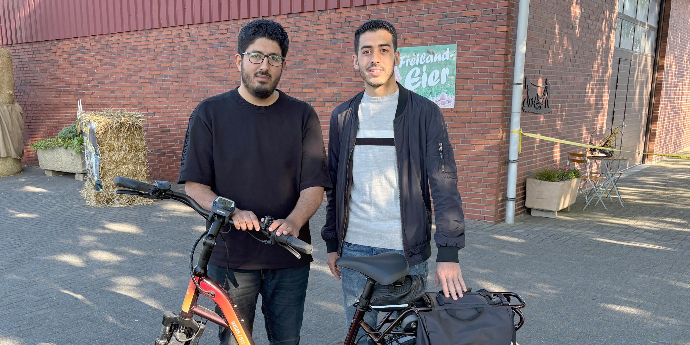 Die beiden Marokkaner Mohamed Abrakani (l.) und Ali Sarassar sind am 1. April beim Caritasverband Ahaus-Vreden in ihre Ausbildung zum Pflegefachmann gestartet.
