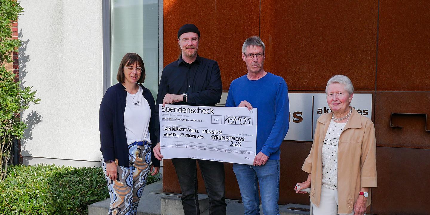 (v.l.): Monika Schnellenbach (Kinderkrebshilfe Münster e.V), Nikolas Geschwill (städtische Musikschule Ahaus), Dieter Homann (Caritasverband Ahaus-Vreden) und Marlies Büning (Eine-Welt-Laden Ahaus)