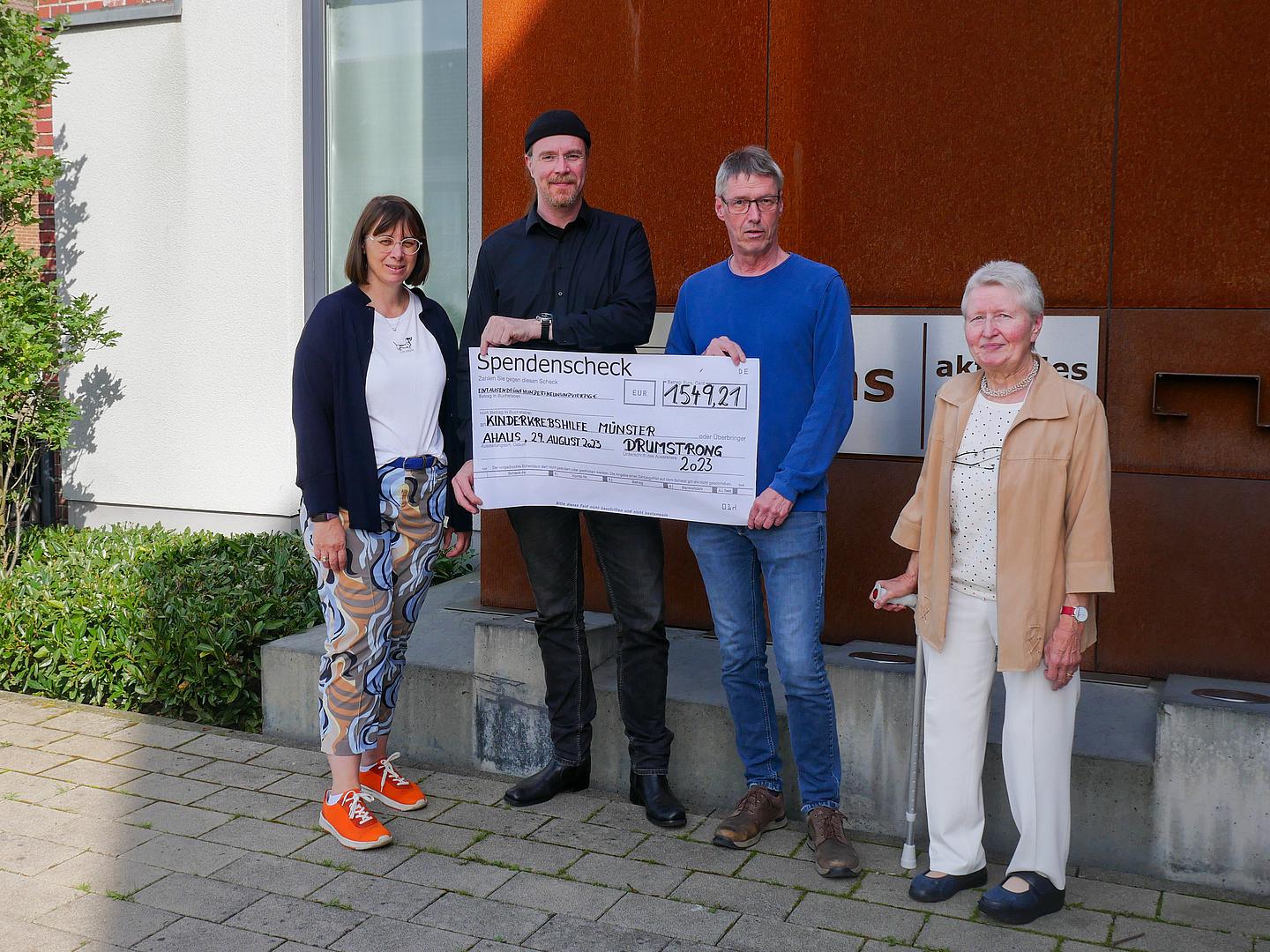 (v.l.): Monika Schnellenbach (Kinderkrebshilfe Münster e.V), Nikolas Geschwill (städtische Musikschule Ahaus), Dieter Homann (Caritasverband Ahaus-Vreden) und Marlies Büning (Eine-Welt-Laden Ahaus)