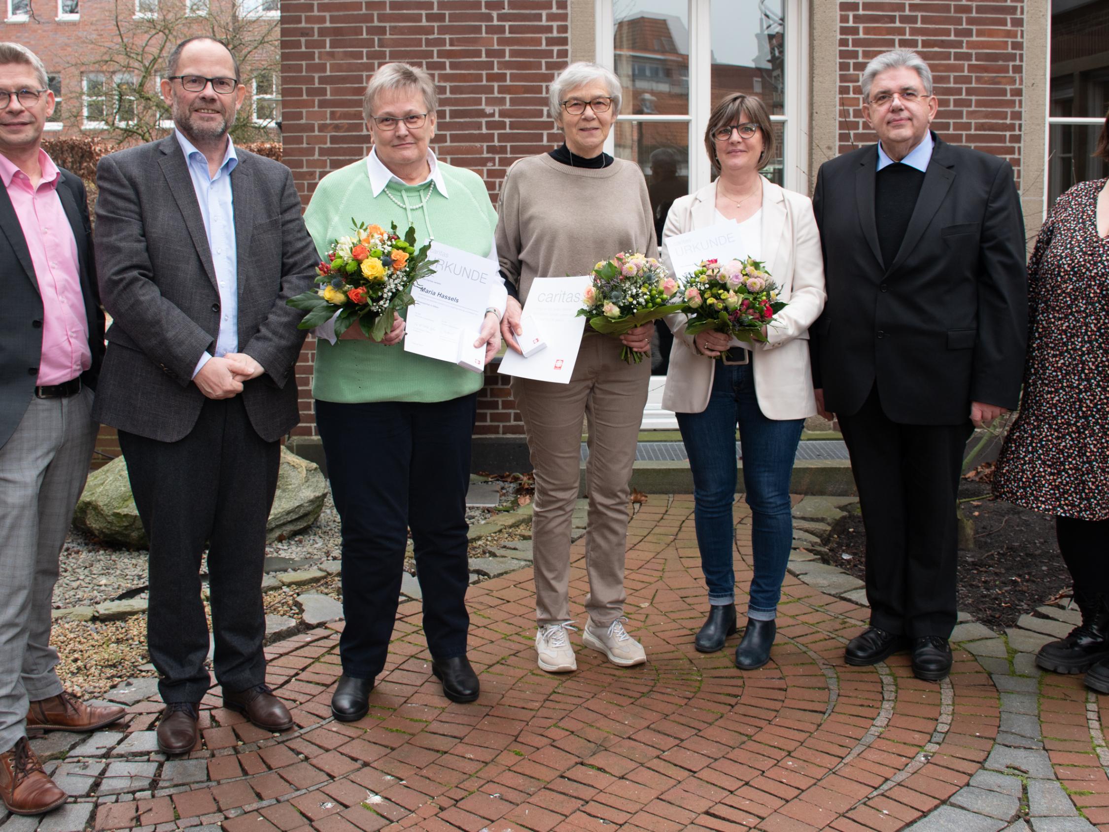 Die Caritas-Vorstände Peter Schwack und Hans-Peter Merzbach mit den Geehrten Maria Hassels, Antonia Wynk und Silvia Frieler sowie Pfarrer Stefan Scho (Caritasrat) und Silke Uelsmann (Gemeindecaritas; v.l.).