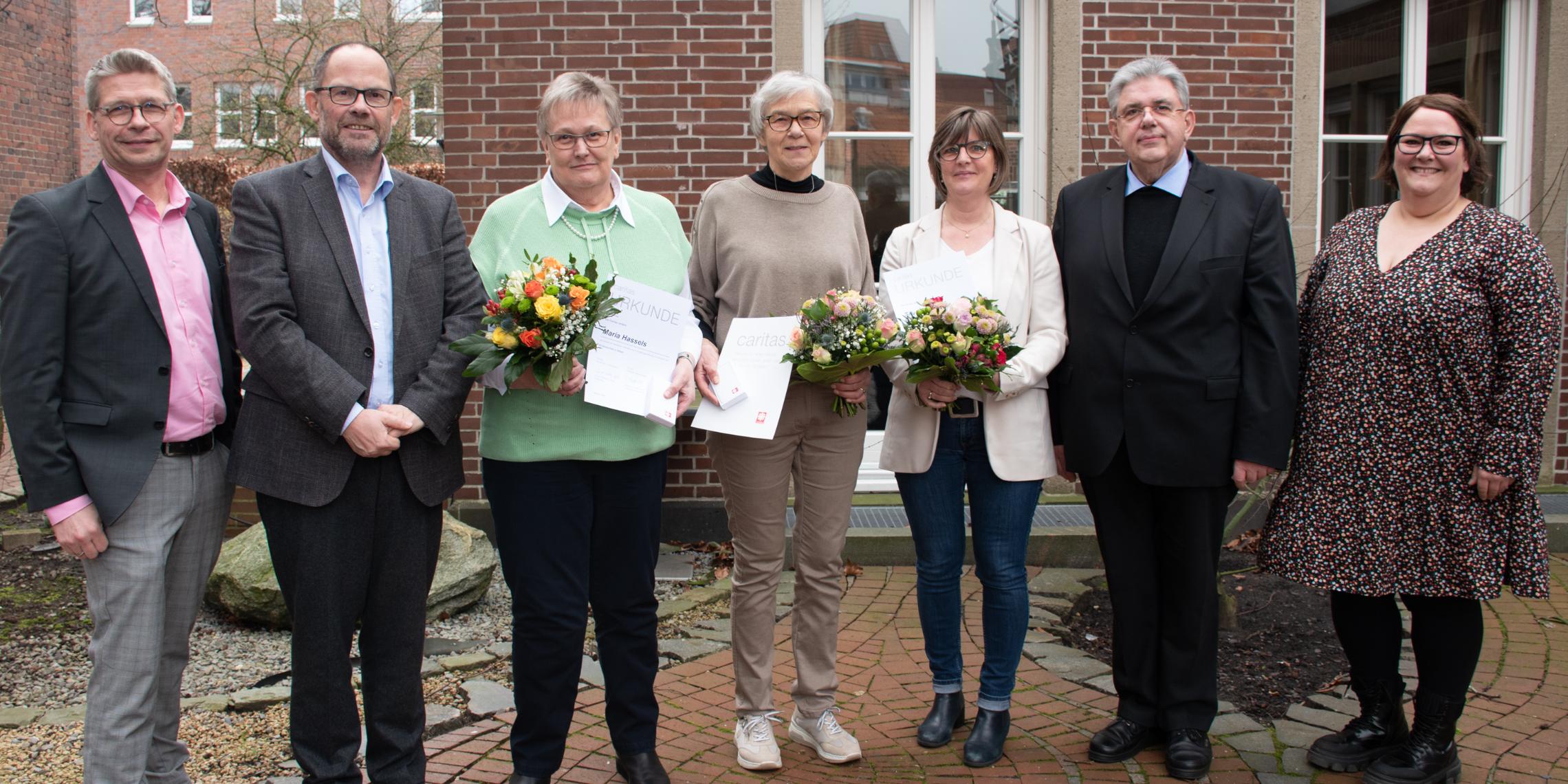 Die Caritas-Vorstände Peter Schwack und Hans-Peter Merzbach mit den Geehrten Maria Hassels, Antonia Wynk und Silvia Frieler sowie Pfarrer Stefan Scho (Caritasrat) und Silke Uelsmann (Gemeindecaritas; v.l.).