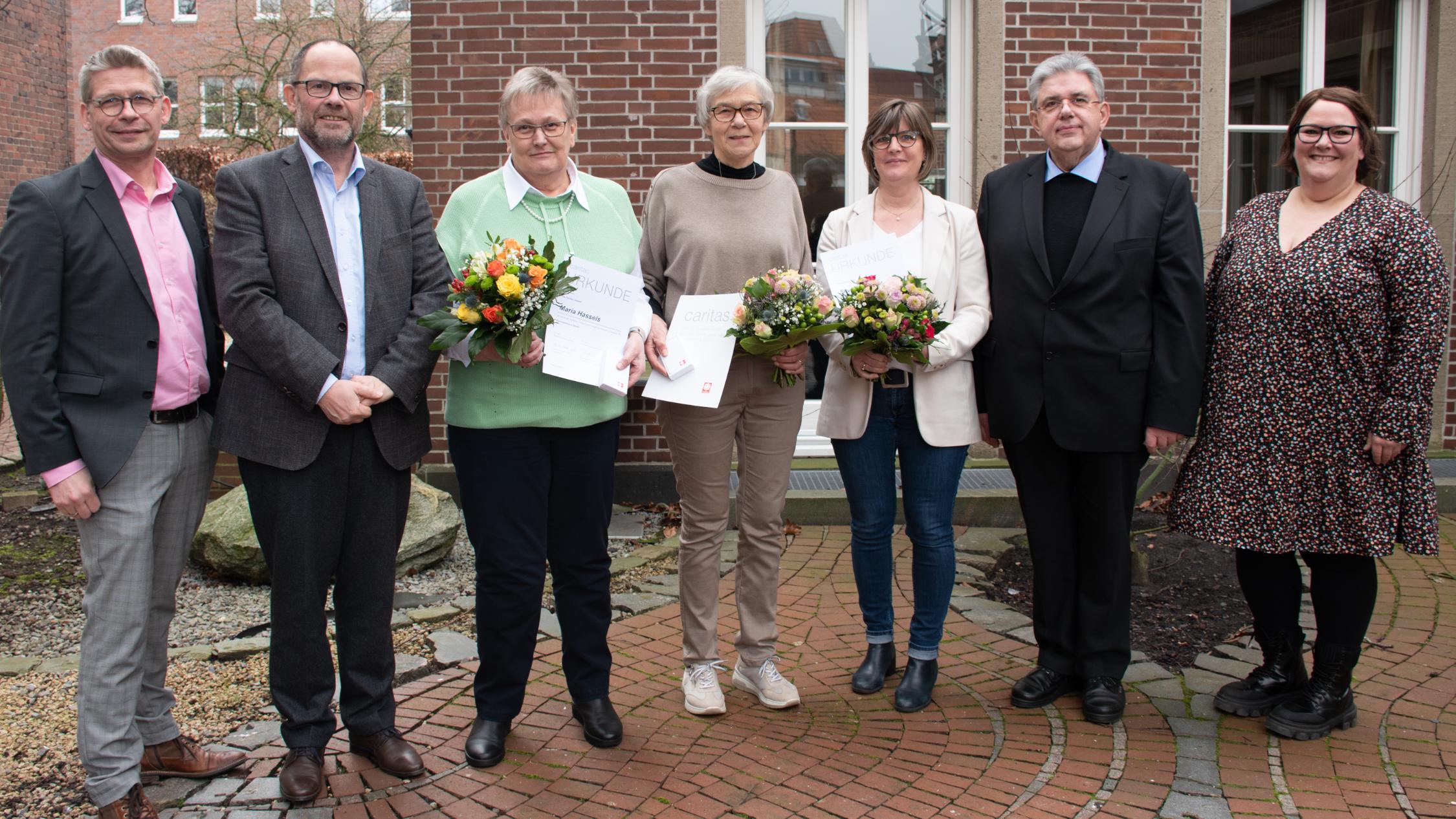 Die Caritas-Vorstände Peter Schwack und Hans-Peter Merzbach mit den Geehrten Maria Hassels, Antonia Wynk und Silvia Frieler sowie Pfarrer Stefan Scho (Caritasrat) und Silke Uelsmann (Gemeindecaritas; v.l.).