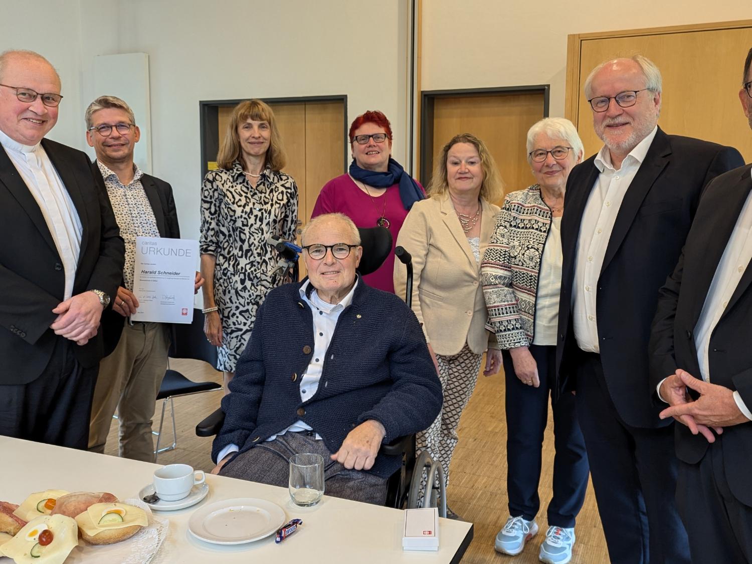 Diakon Harald Schneider im Kreise von Pfarrer Josef Leyer, Peter Schwack (Vorstand), Christa Feldkamp (Caritasrat), Mechtild Sicking (Pastoralreferentin), Christel Mers (Gemeindecaritas), Irmgard Laarveld (Dienst am Nächsten), sowie den Caritas-Vorständen Matthias Wittland und Hans-Peter Merzbach.