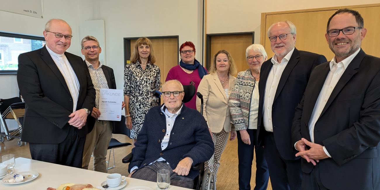 Diakon Harald Schneider im Kreise von Pfarrer Josef Leyer, Peter Schwack (Vorstand), Christa Feldkamp (Caritasrat), Mechtild Sicking (Pastoralreferentin), Christel Mers (Gemeindecaritas), Irmgard Laarveld (Dienst am Nächsten), sowie den Caritas-Vorständen Matthias Wittland und Hans-Peter Merzbach.