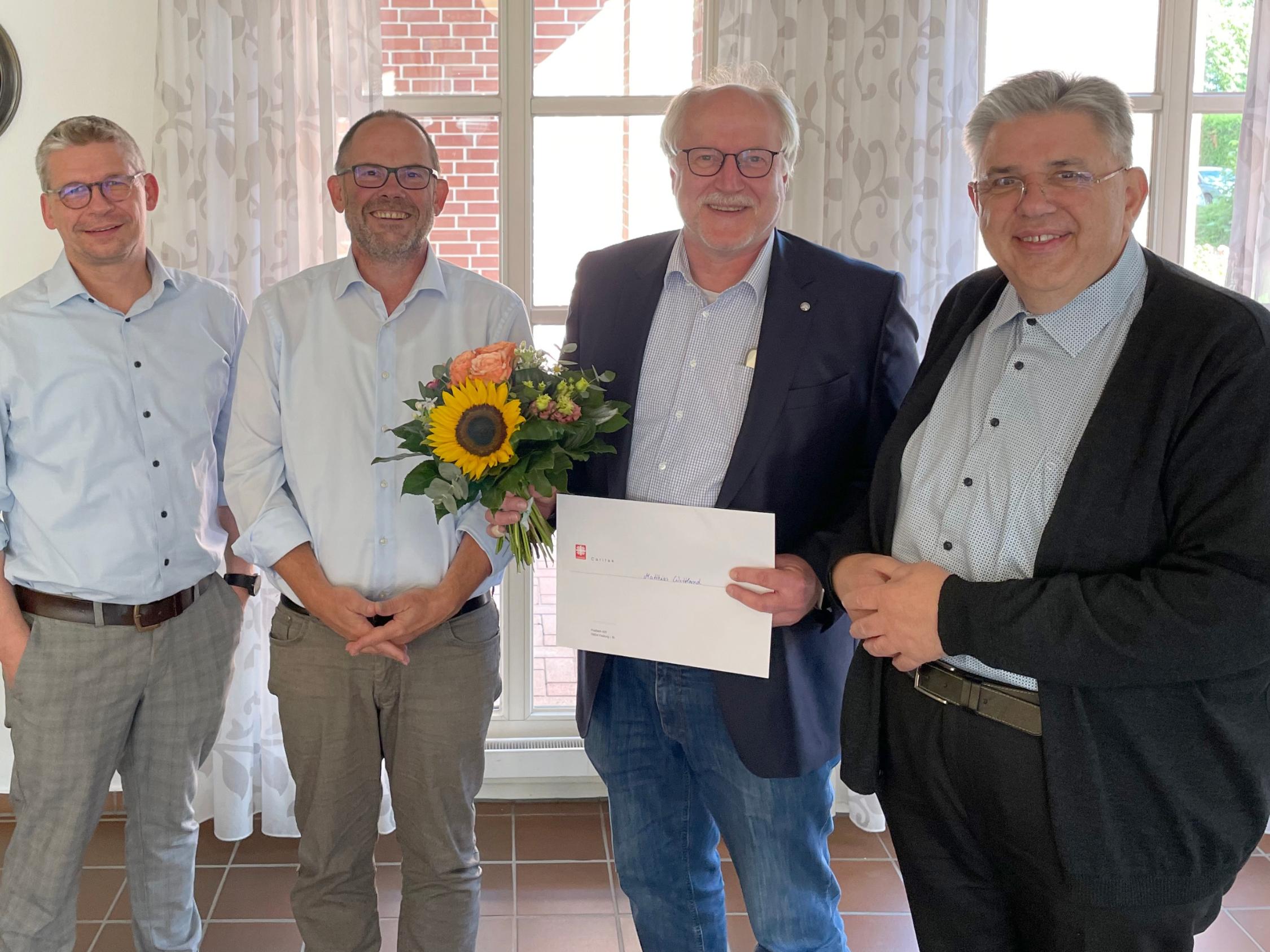 Matthias Wittland (2.v.r.) erhielt das Ehrenzeichen in Silber des Deutschen Caritasverbandes. Glückwünsche gab es dazu von den Vorstandskollegen Peter Schwack und Hans-Peter Merzbach sowie Pfarrer Stefan Scho (Vorsitzender des Caritasrates, v.l.).