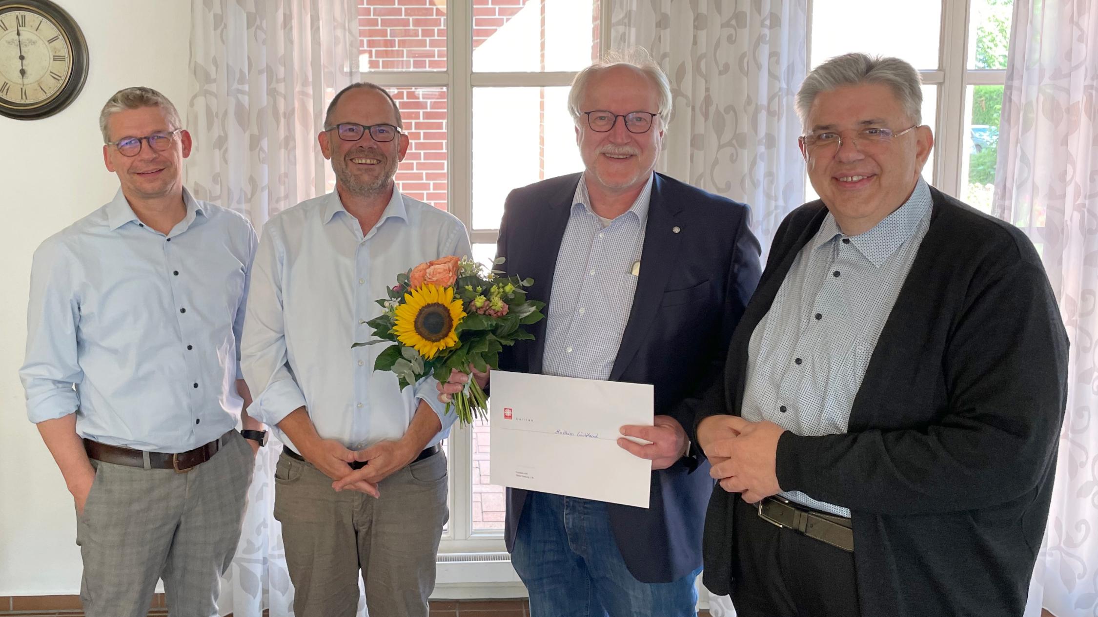 Matthias Wittland (2.v.r.) erhielt das Ehrenzeichen in Silber des Deutschen Caritasverbandes. Glückwünsche gab es dazu von den Vorstandskollegen Peter Schwack und Hans-Peter Merzbach sowie Pfarrer Stefan Scho (Vorsitzender des Caritasrates, v.l.).