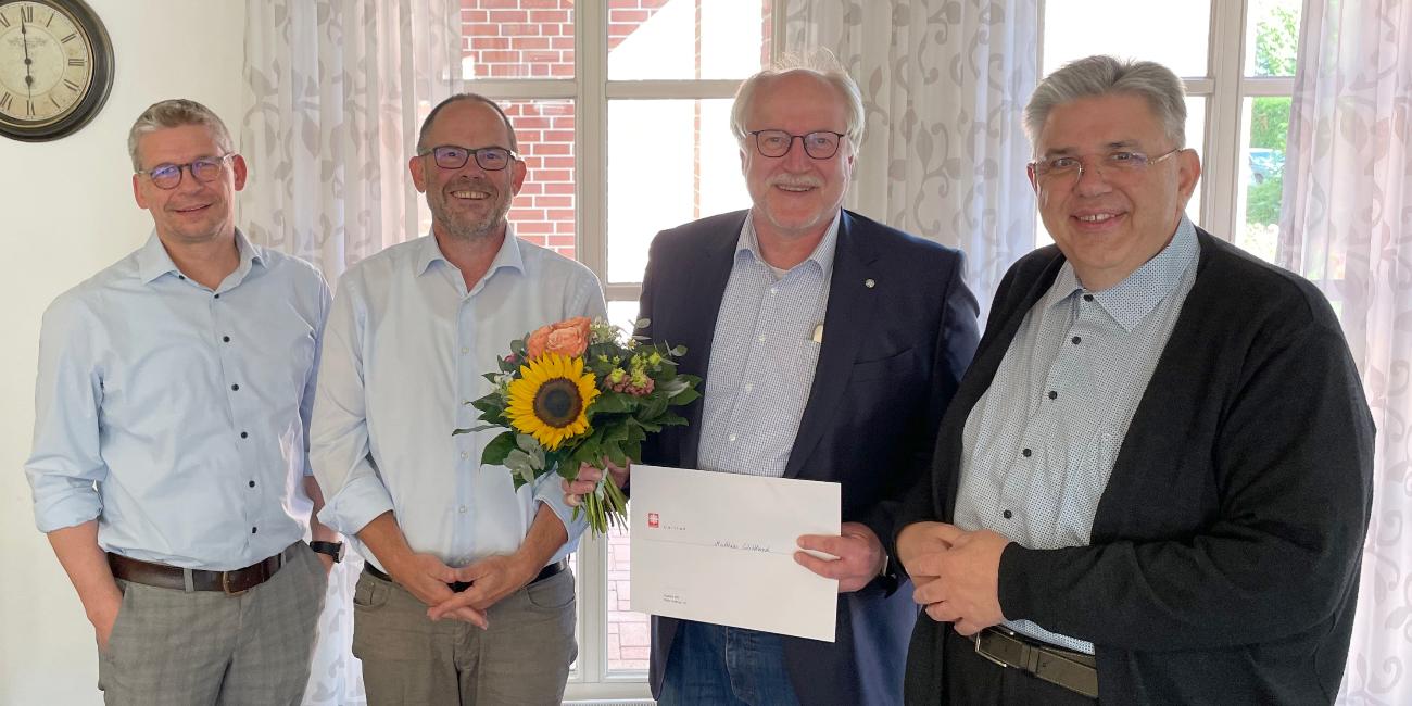Matthias Wittland (2.v.r.) erhielt das Ehrenzeichen in Silber des Deutschen Caritasverbandes. Glückwünsche gab es dazu von den Vorstandskollegen Peter Schwack und Hans-Peter Merzbach sowie Pfarrer Stefan Scho (Vorsitzender des Caritasrates, v.l.).