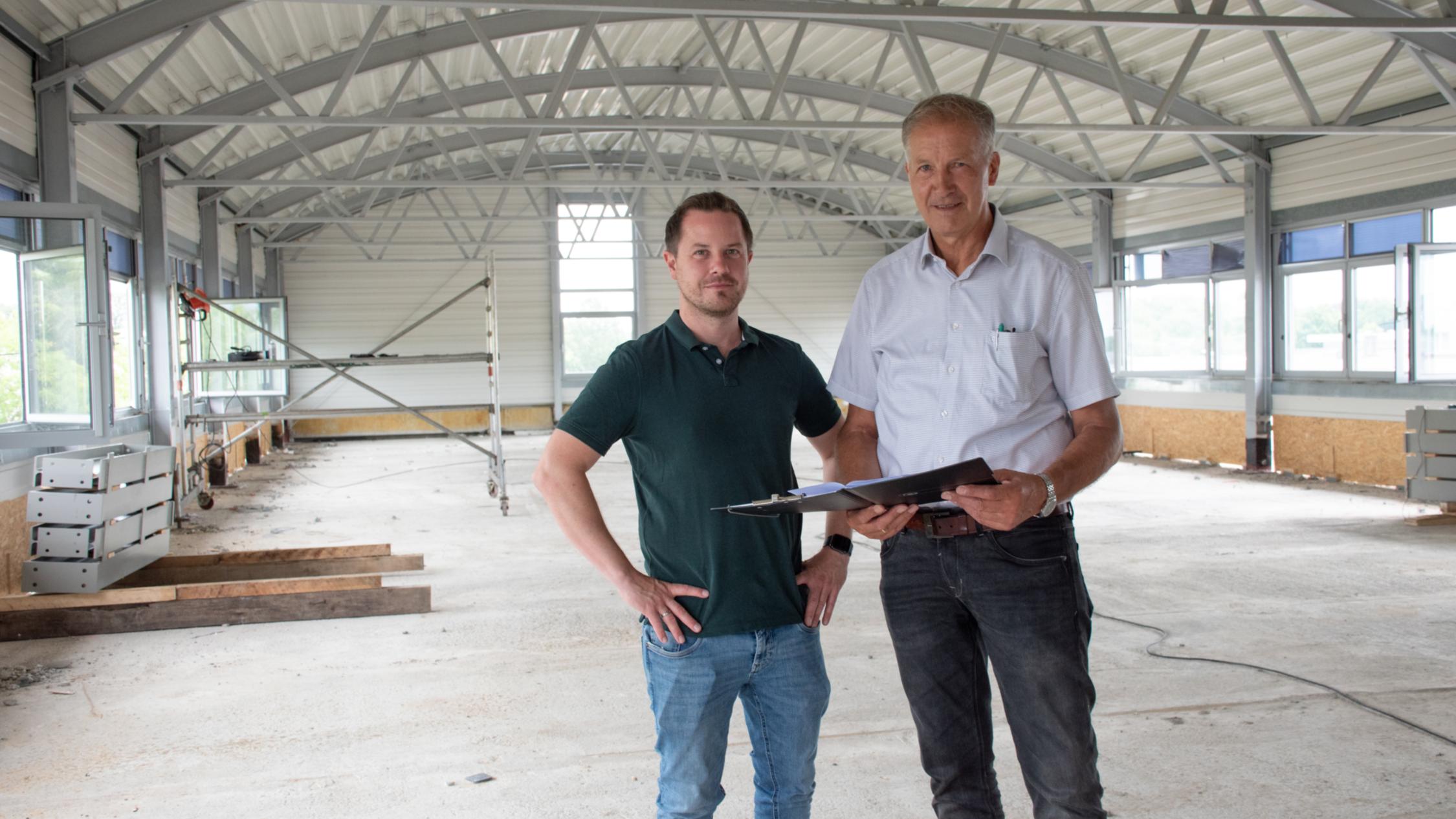 Baustellen-Begehung: Jens Janning (l.) vom Ahauser Architekturbüro Weitkamp + Partner und Alfred Bohmert, Leiter der Bautechnischen Abteilung des Caritasverbandes Ahaus-Vreden.