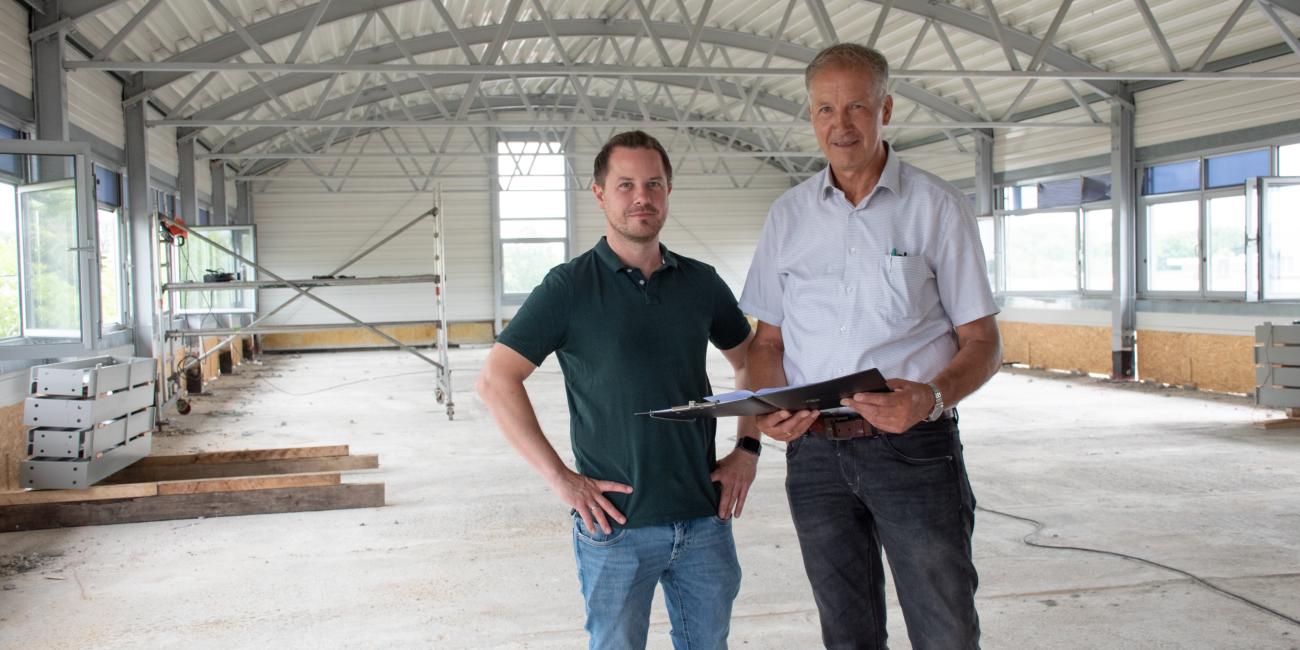 Baustellen-Begehung: Jens Janning (l.) vom Ahauser Architekturbüro Weitkamp + Partner und Alfred Bohmert, Leiter der Bautechnischen Abteilung des Caritasverbandes Ahaus-Vreden.