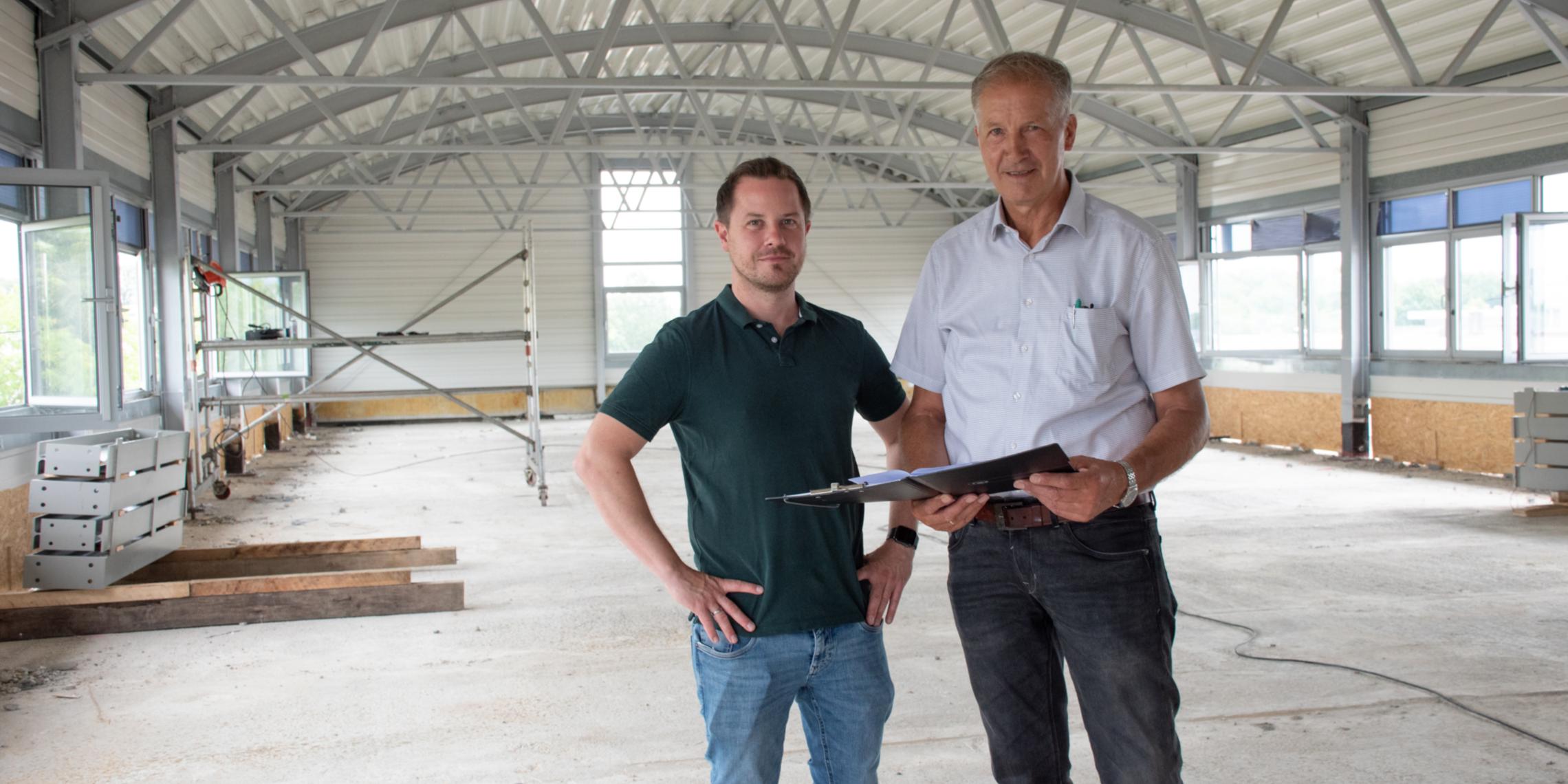 Baustellen-Begehung: Jens Janning (l.) vom Ahauser Architekturbüro Weitkamp + Partner und Alfred Bohmert, Leiter der Bautechnischen Abteilung des Caritasverbandes Ahaus-Vreden.