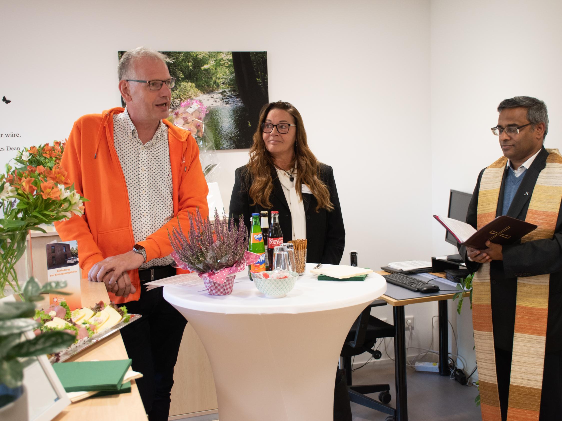 Bereichsleiter Uwe Bröcker und Pflegedienstleiterin Martina Klöpper sprachen Grußworte. Pater Joseph Pazhoor segnete die neuen Räume.