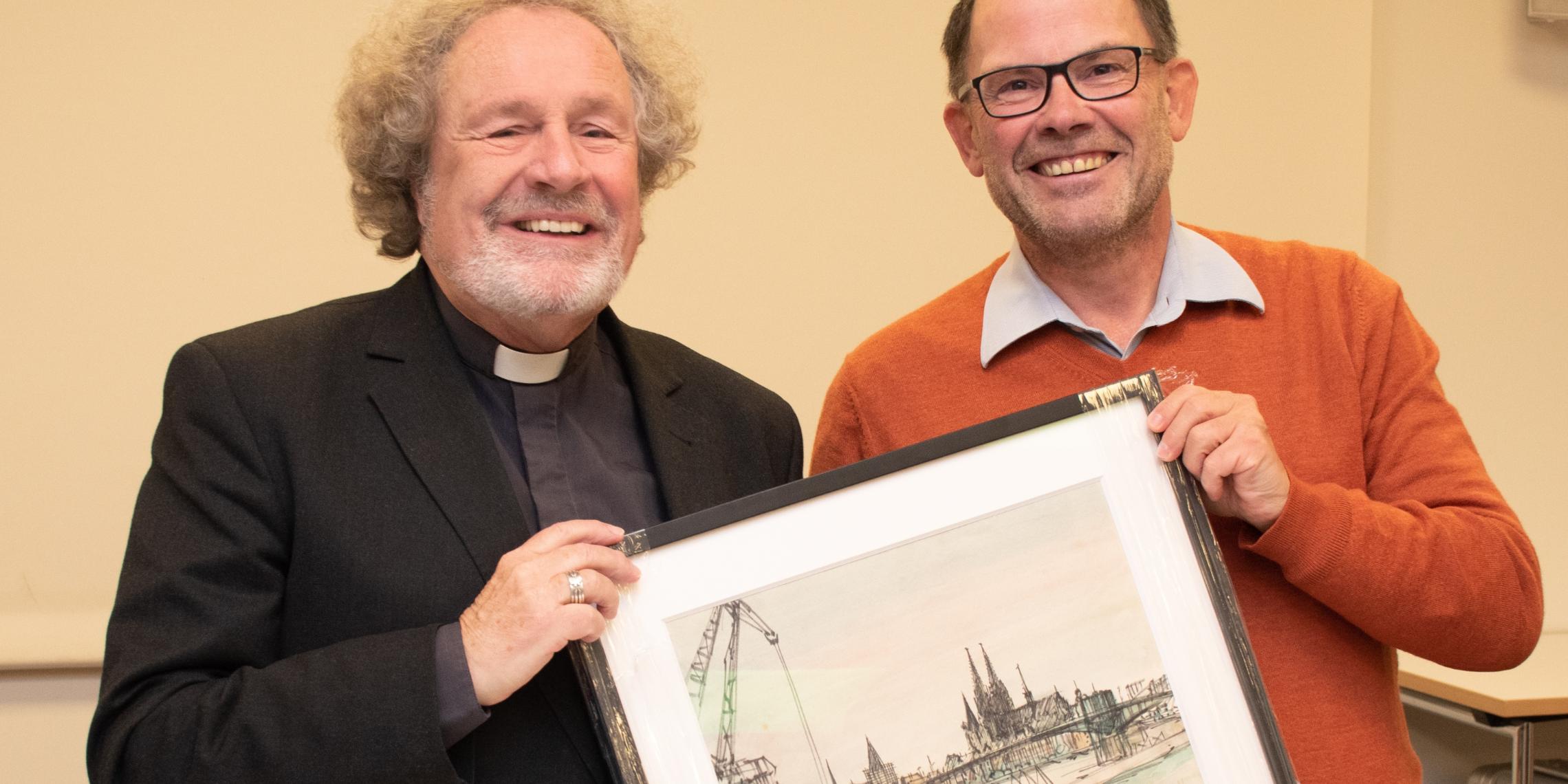 Vorstand Hans-Peter Merzbach überreichte Weihbischof Rolf Steinhäuser als Dank für das Gespräch eine westfälische Darstellung des Kölner Domes.