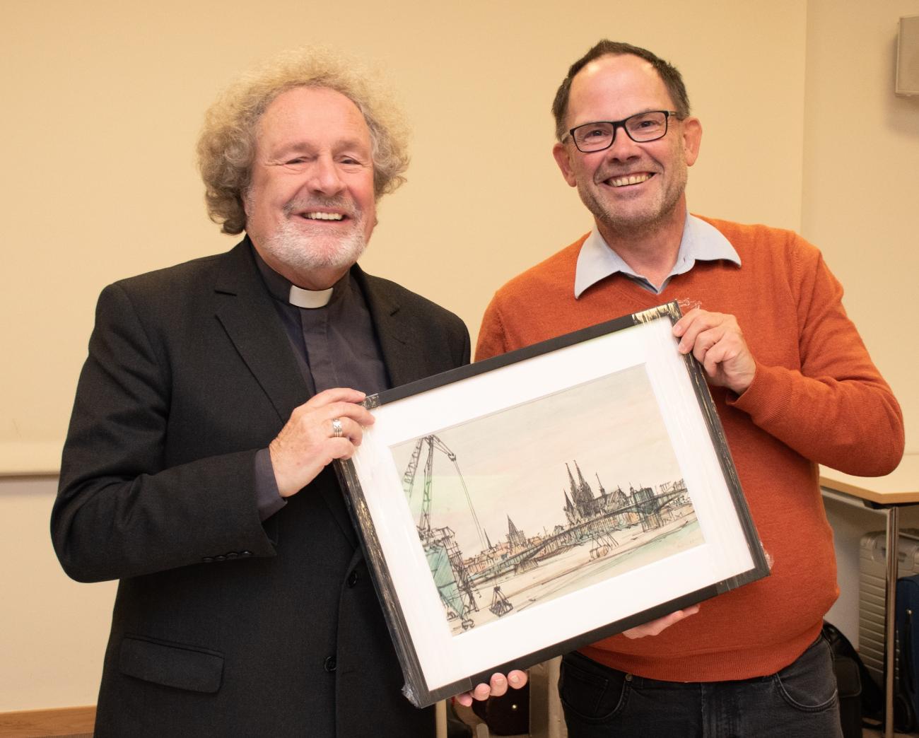 Vorstand Hans-Peter Merzbach überreichte Weihbischof Rolf Steinhäuser als Dank für das Gespräch eine westfälische Darstellung des Kölner Domes. (c) Bödding/CAV Vorstand Hans-Peter Merzbach überreichte Weihbischof Rolf Steinhäuser als Dank für das Gespräch eine westfälische Darstellung des Kölner Domes.