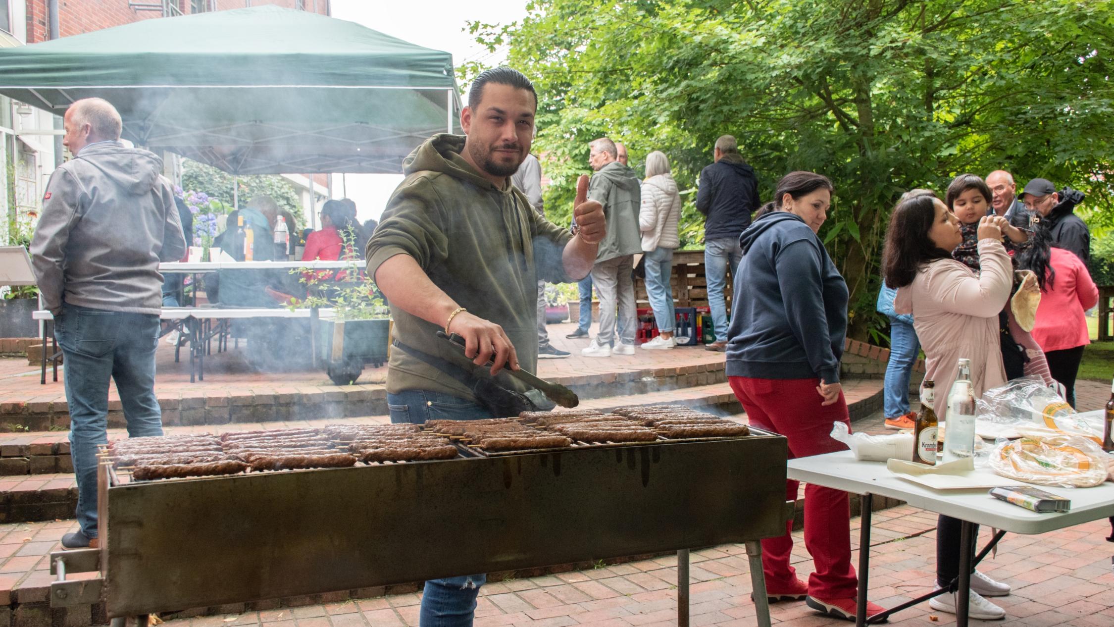 Zum Dankeschön-Grillfest trafen sich die Integrationslotsen am Haus der Integration in Ahaus.