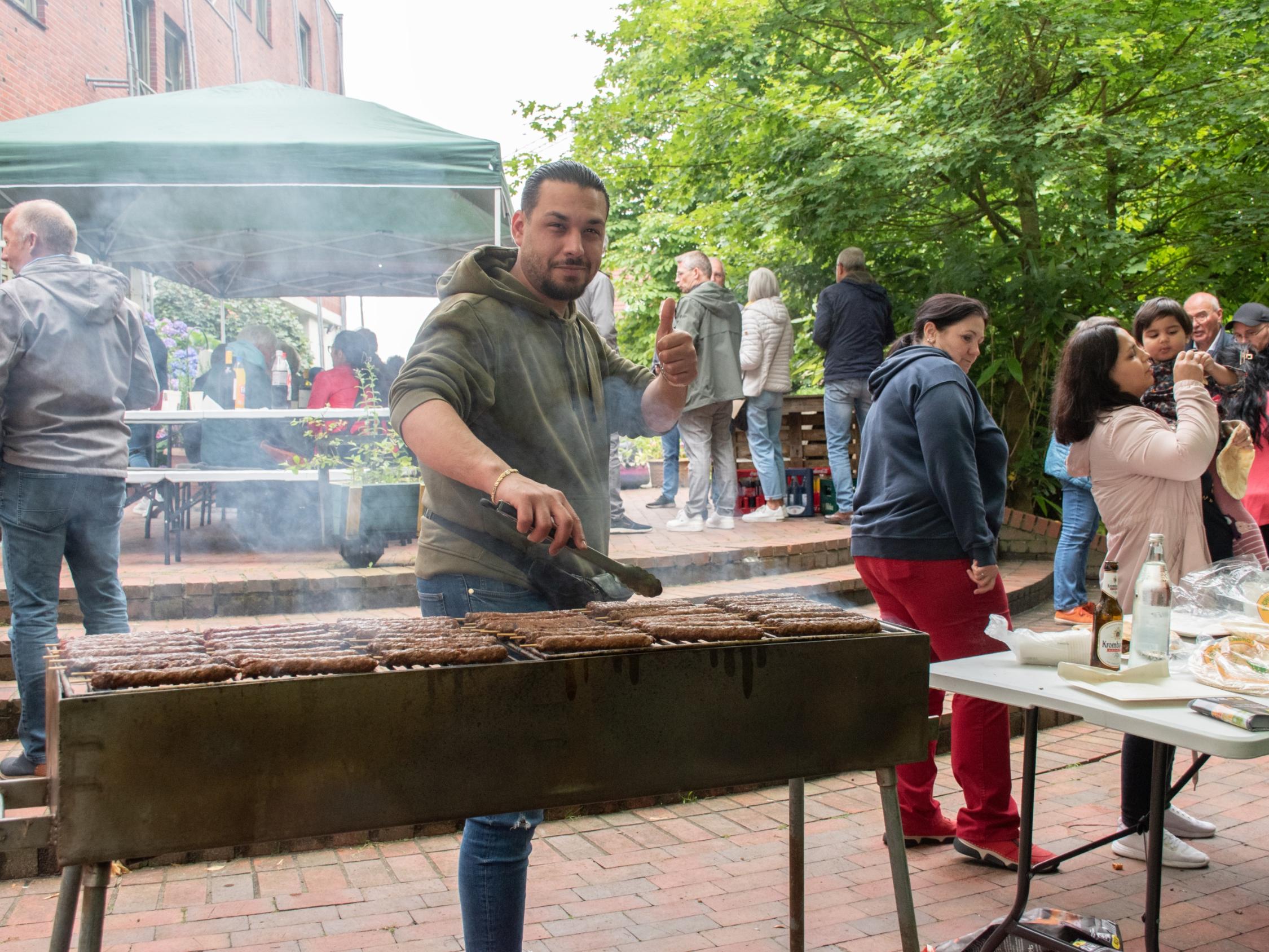 Zum Dankeschön-Grillfest trafen sich die Integrationslotsen am Haus der Integration in Ahaus.