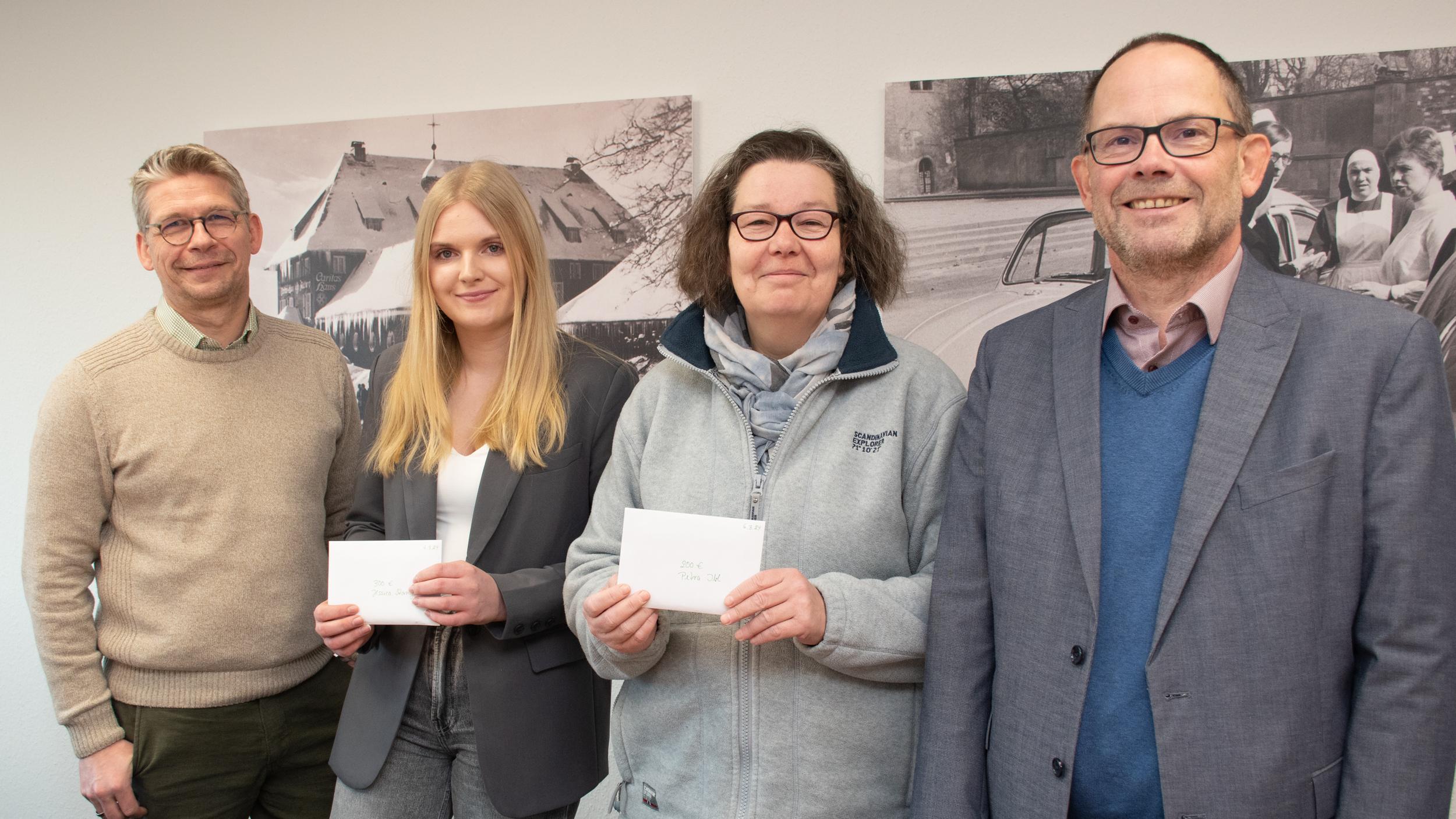 Die Gewinnerinnen Jessica Stange (2.v.l.) und Petra Ibl (2.v.r.) mit den Vorständen Peter Schwack (l.) und Hans-Peter Merzbach (r.). Es fehlt die dritte Gewinnerin Ursula Weßeling.