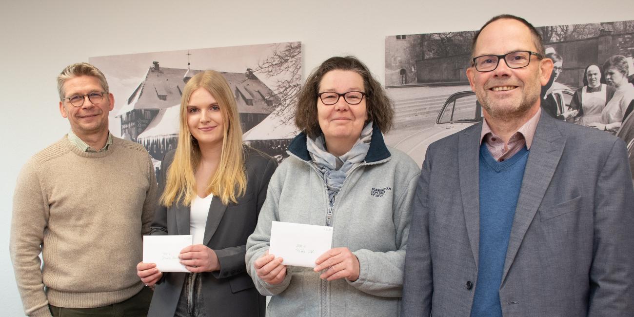 Die Gewinnerinnen Jessica Stange (2.v.l.) und Petra Ibl (2.v.r.) mit den Vorständen Peter Schwack (l.) und Hans-Peter Merzbach (r.). Es fehlt die dritte Gewinnerin Ursula Weßeling.